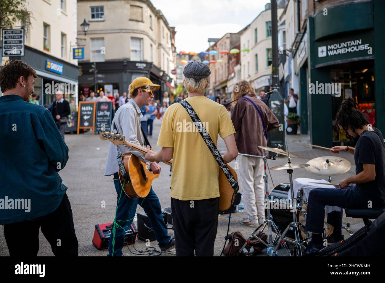 Straßenmusiker treten an einem geschäftigen samstagmorgen in Stroud, Gloucestershire, Großbritannien, auf Stockfoto