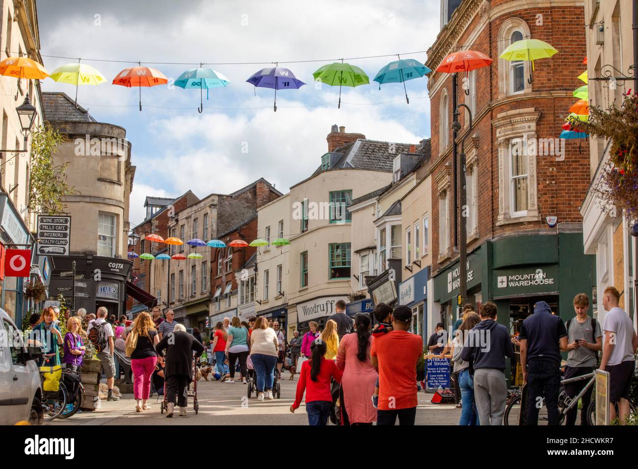 Die geschäftige Stroud High Street an einem samstagmorgen, dem 2021. September Stockfoto