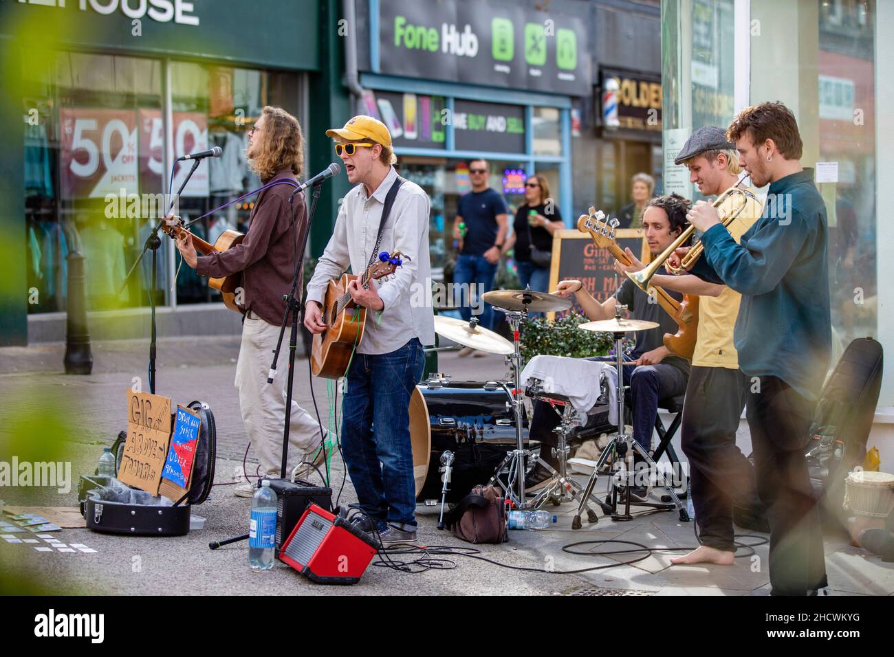 Straßenmusiker treten an einem geschäftigen samstagmorgen in Stroud, Gloucestershire, Großbritannien, auf Stockfoto
