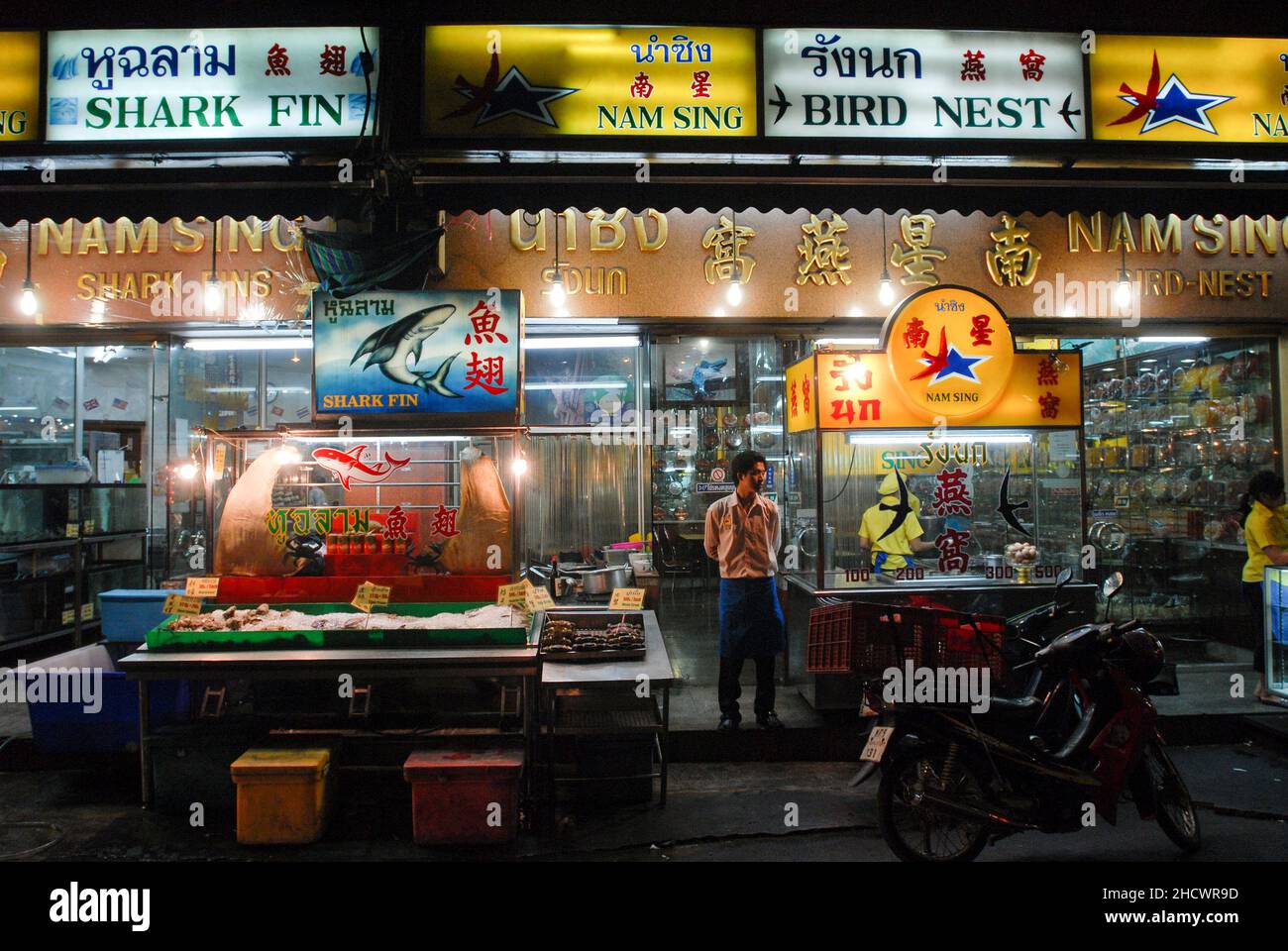 Thailand, Bangkok, Restaurant in China Town bietet Haifischflossenfutter, Haie sind bedrohte Arten / Thailand Bangkok, Restaurant in der Chinatown bietet Gerichte mit Haifischflossen an, Haifische zaehlen bedrohten Stockfoto