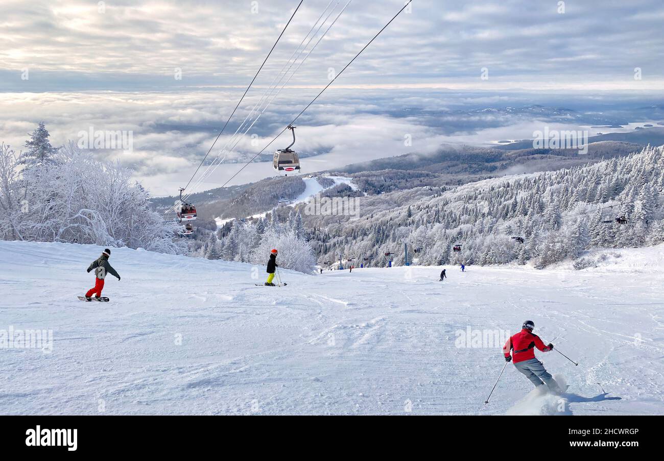 Mont und Tremblant Lake im Winter mit Skifahrern im Vordergrund, Quebec, Kanada Stockfoto