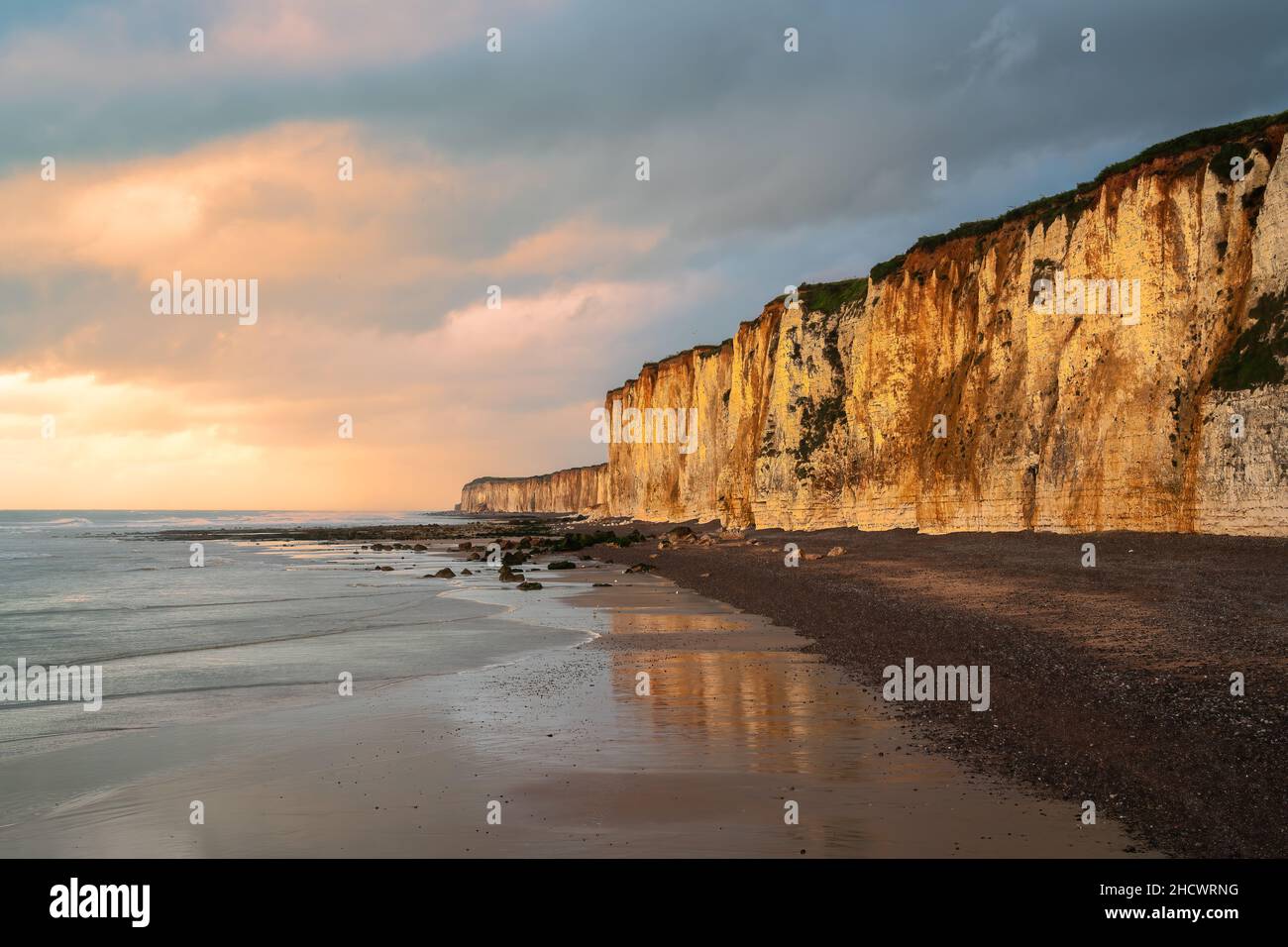 Sonnenuntergang am Strand von Veules les les Roses in der Normandie, Frankreich Stockfoto