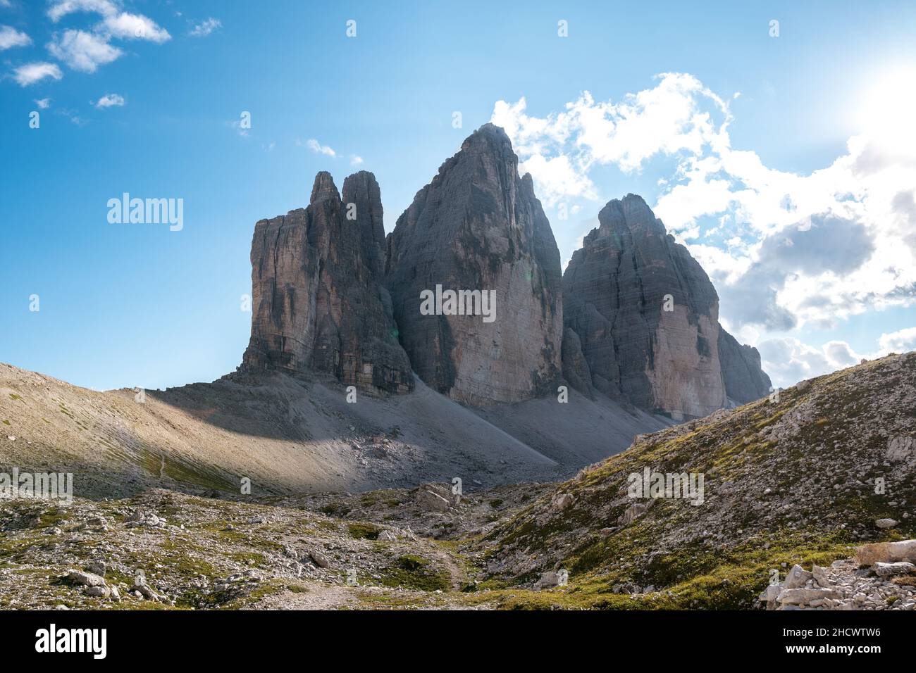 Toller sonniger Blick auf den Nationalpark Tre Cime di Lavaredo, Dolomiten Alpen. Stockfoto