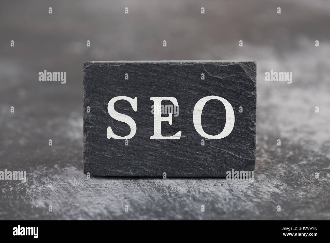 Das Wort SEO steht auf einem schwarzen Hintergrund, Website-Optimierung, Ranking-Strategie Stockfoto