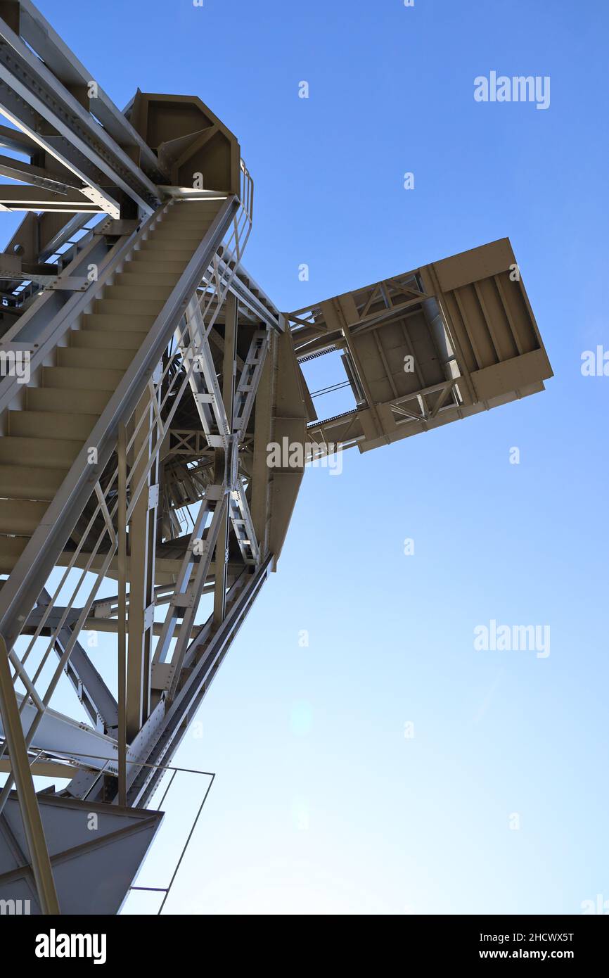 Blauer Himmel und „Hammerkopfkran“ im Hafen von Yokohama Stockfoto