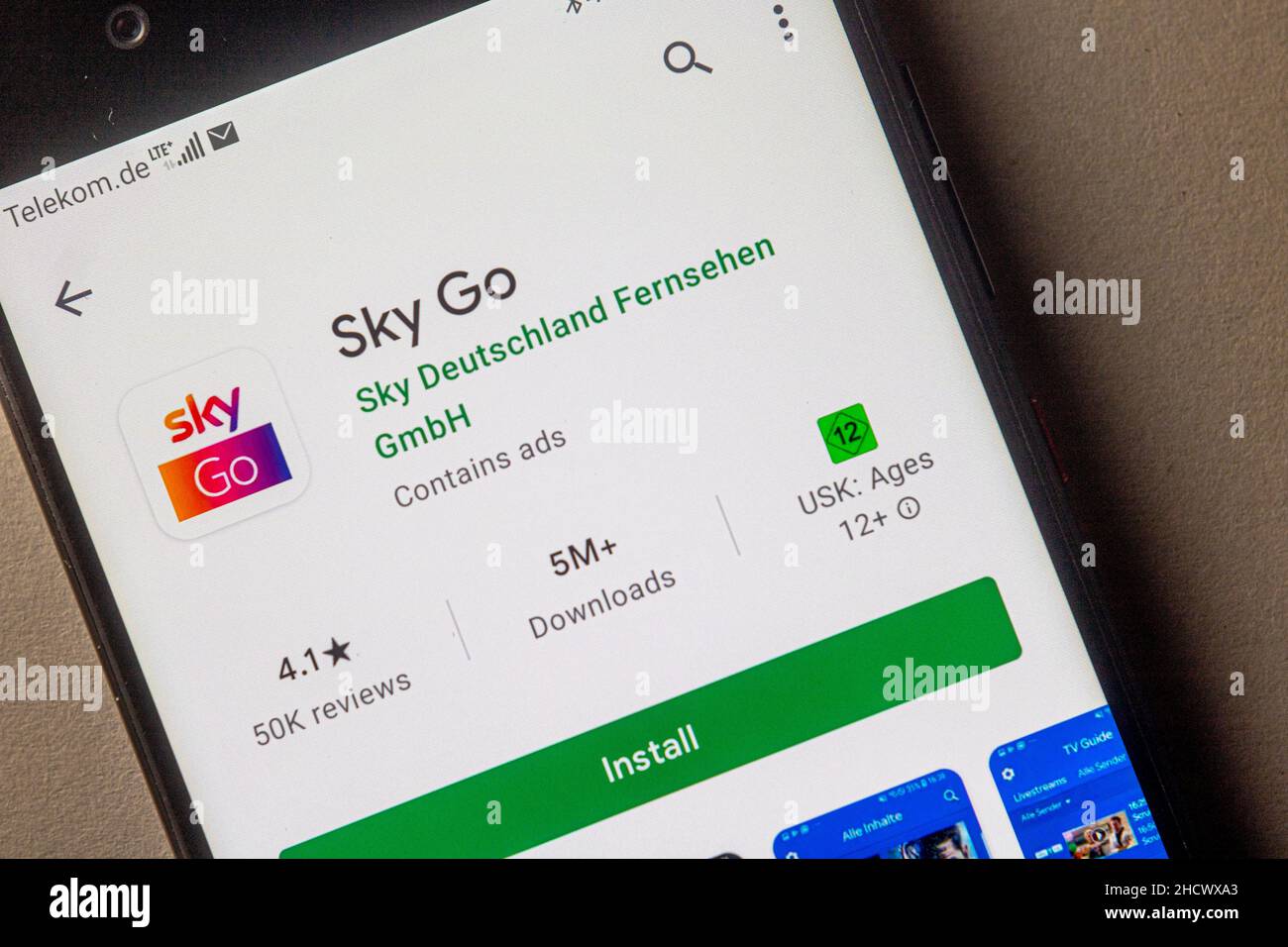 Neckargemuend, Deutschland: 15. Januar 2021: App-Icon der mobilen App des deutschen Pay-TV-Senders 'Sky go' im App-Store auf dem Telefonbildschirm Draufsicht, Illu Stockfoto