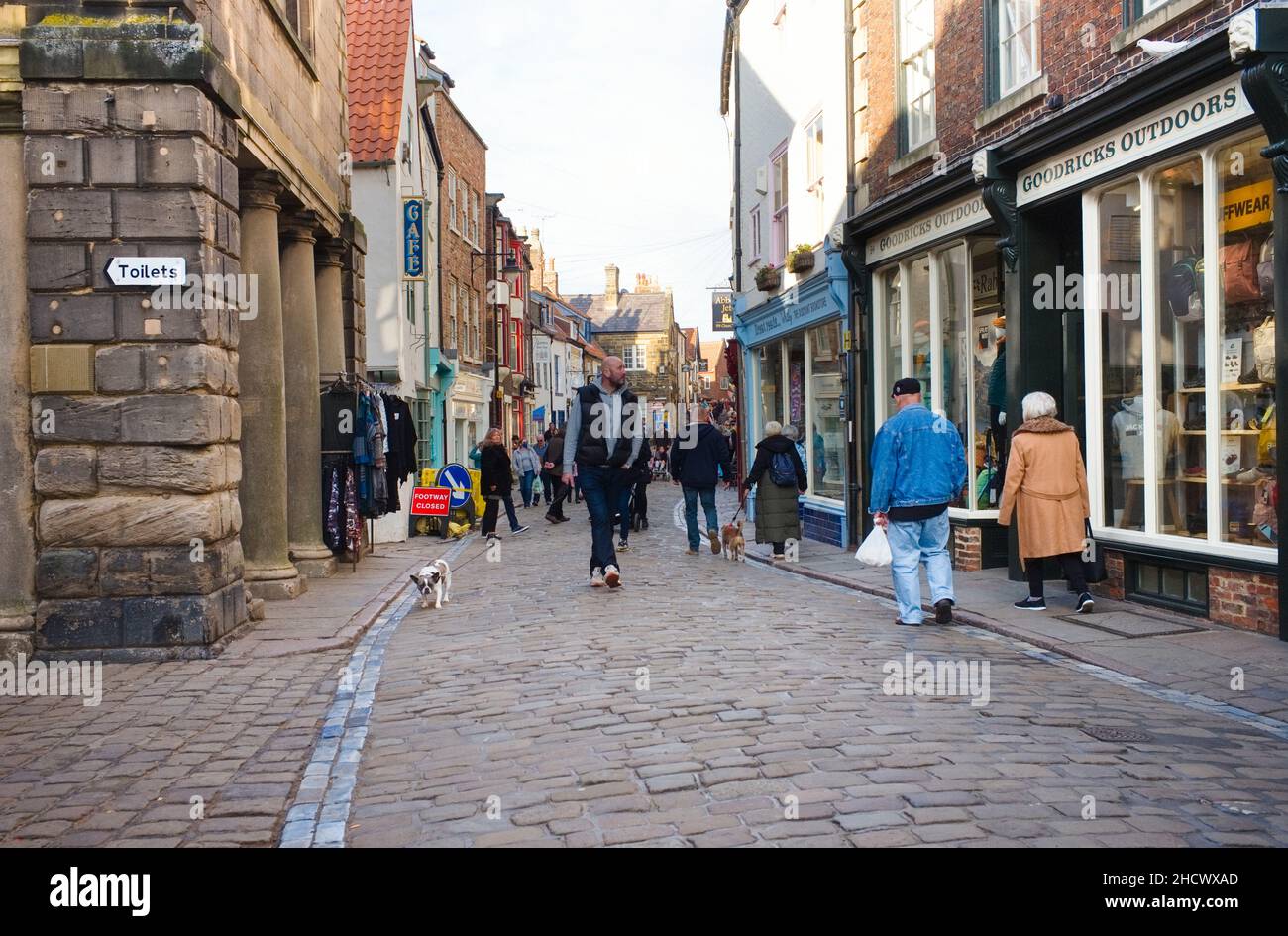 Die engen Straßen von Whitby sind mit Kopfsteinpflaster gepflastert und oft sehr belebt Stockfoto