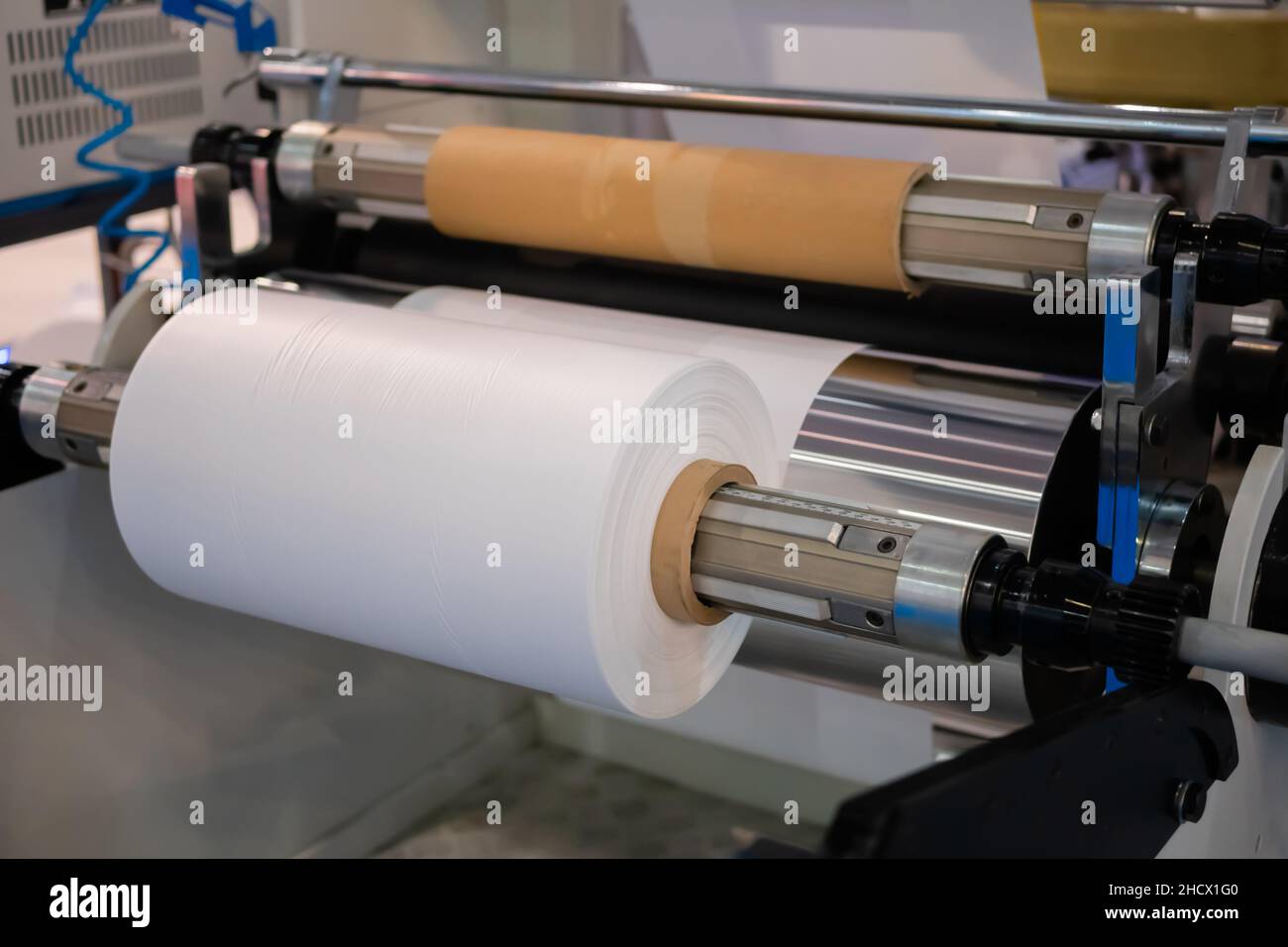 Automatische Plastiktüten-Maschine - Rolle mit Polyethylenfolie Stockfoto