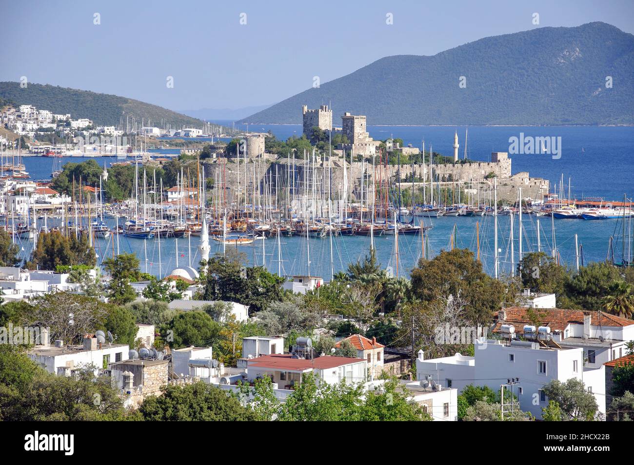 Blick auf Hafen und Burg von Bodrum, Bodrum, Halbinsel Bodrum, Provinz Mugla, Türkei Stockfoto