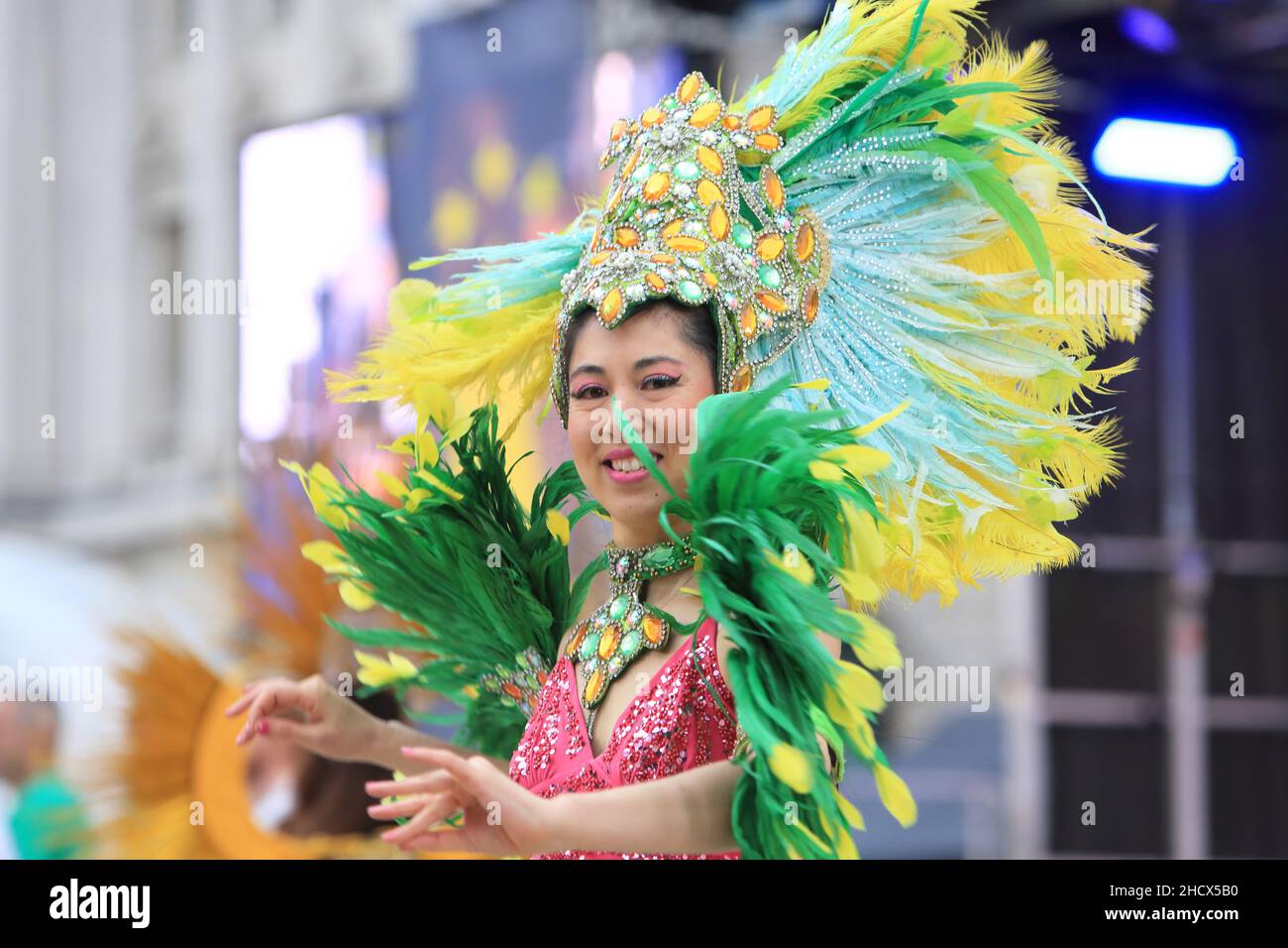 London, Großbritannien Januar 1st 2022. Hunderte von Künstlern kehrten zu einer mehr Covid-sicheren verkleinerten Neujahrsparade im Zentrum von London zurück. Die diesjährige Veranstaltung war auf 600 Zuschauer beschränkt, die Tickets kaufen mussten und das Spektakel bei Rekordtemperaturen von 16 Grad genossen. Monica Wells/Alamy Live News Stockfoto
