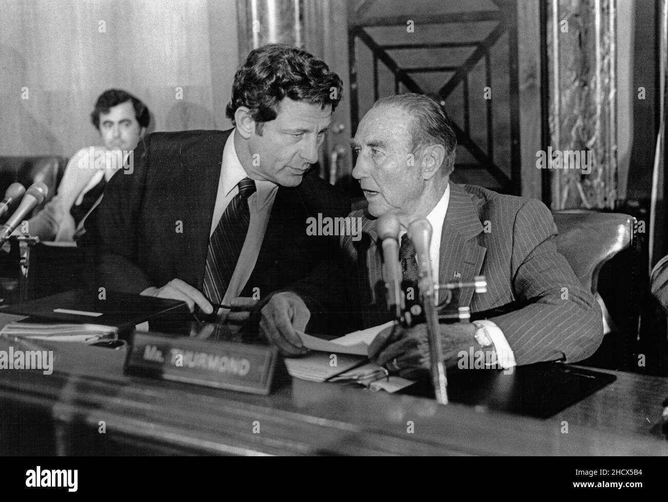 Der US-Senator Birch Bayh (Demokrat von Indiana) , Vorsitzender des Sonderausschusses für die Justiz des US-Senats, der Billy Carters Verbindungen zur libyschen Regierung untersucht, Und US-Senator J Stroh Thurmond (Republikaner von South Carolina), rechts, in der Diskussion während der Anhörung ‘zur Untersuchung von Aktivitäten von Personen, die Interessen ausländischer Regierungen vertreten’, auch bekannt als ‘Billygate’, am 20. August 1980 in Washington, DC. Quelle: Benjamin E. 'Gene' Forte / CNP Stockfoto