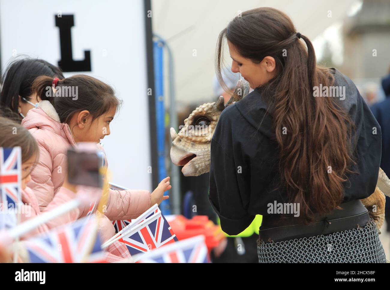London, Großbritannien Januar 1st 2022. Hunderte von Künstlern kehrten zu einer mehr Covid-sicheren verkleinerten Neujahrsparade im Zentrum von London zurück. Die diesjährige Veranstaltung war auf 600 Zuschauer beschränkt, die Tickets kaufen mussten und das Spektakel bei Rekordtemperaturen von 16 Grad genossen. Monica Wells/Alamy Live News Stockfoto
