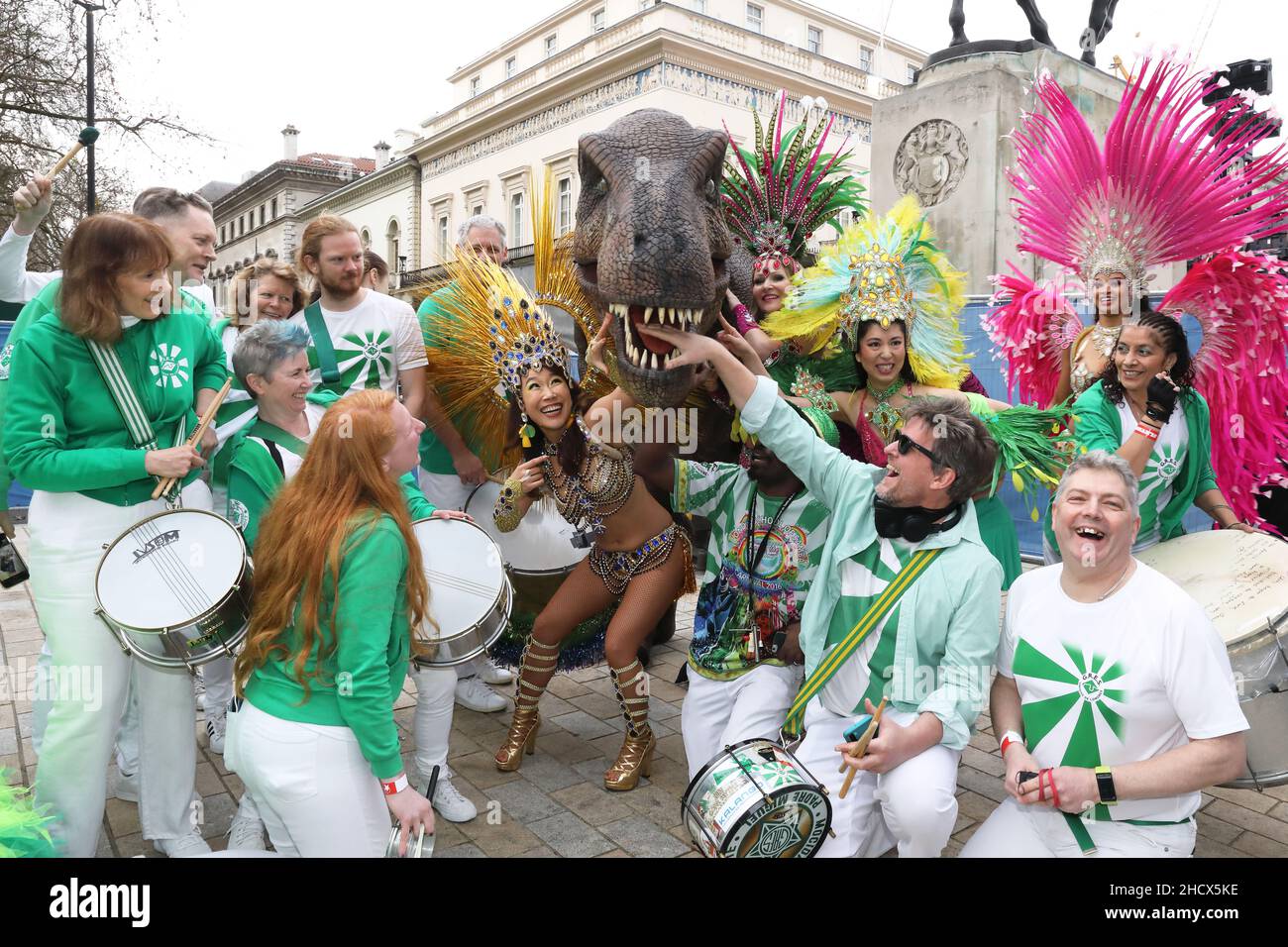 London, Großbritannien Januar 1st 2022. Hunderte von Künstlern kehrten zu einer mehr Covid-sicheren verkleinerten Neujahrsparade im Zentrum von London zurück. Die diesjährige Veranstaltung war auf 600 Zuschauer beschränkt, die Tickets kaufen mussten und das Spektakel bei Rekordtemperaturen von 16 Grad genossen. Monica Wells/Alamy Live News Stockfoto
