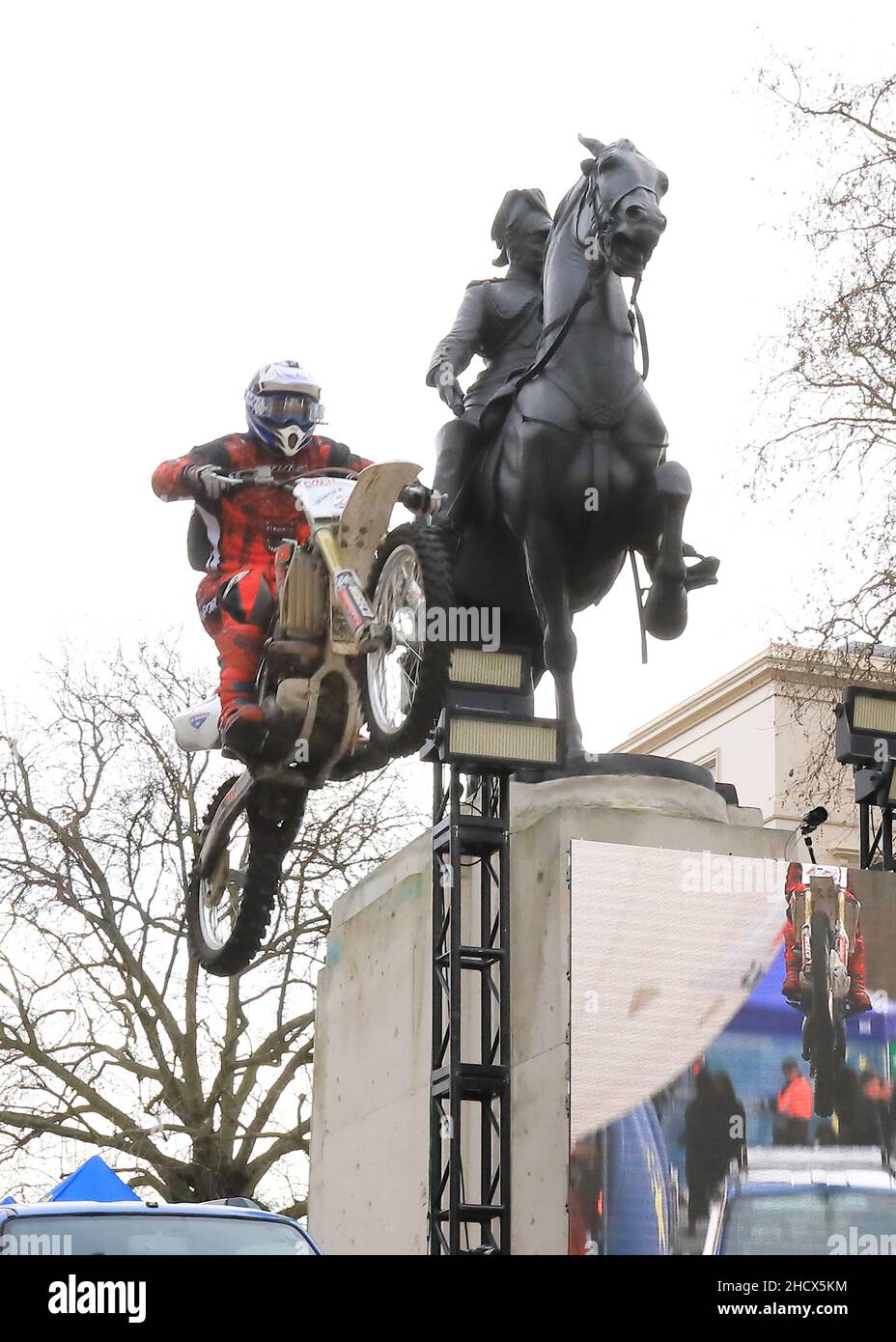 London, Großbritannien Januar 1st 2022. Hunderte von Künstlern kehrten zu einer mehr Covid-sicheren verkleinerten Neujahrsparade im Zentrum von London zurück. Die diesjährige Veranstaltung war auf 600 Zuschauer beschränkt, die Tickets kaufen mussten und das Spektakel bei Rekordtemperaturen von 16 Grad genossen. Monica Wells/Alamy Live News Stockfoto