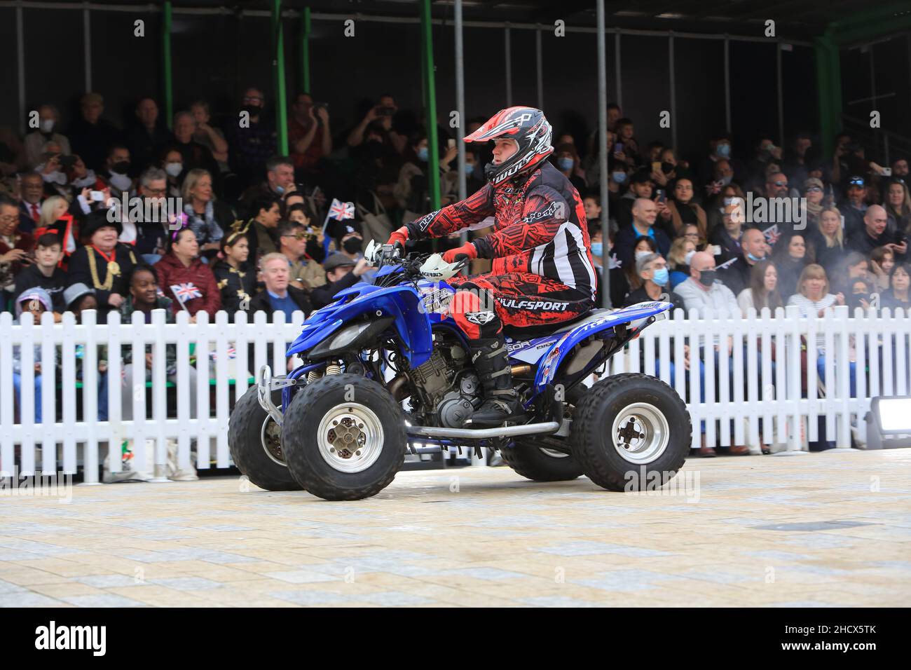 London, Großbritannien Januar 1st 2022. Hunderte von Künstlern kehrten zu einer mehr Covid-sicheren verkleinerten Neujahrsparade im Zentrum von London zurück. Die diesjährige Veranstaltung war auf 600 Zuschauer beschränkt, die Tickets kaufen mussten und das Spektakel bei Rekordtemperaturen von 16 Grad genossen. Monica Wells/Alamy Live News Stockfoto