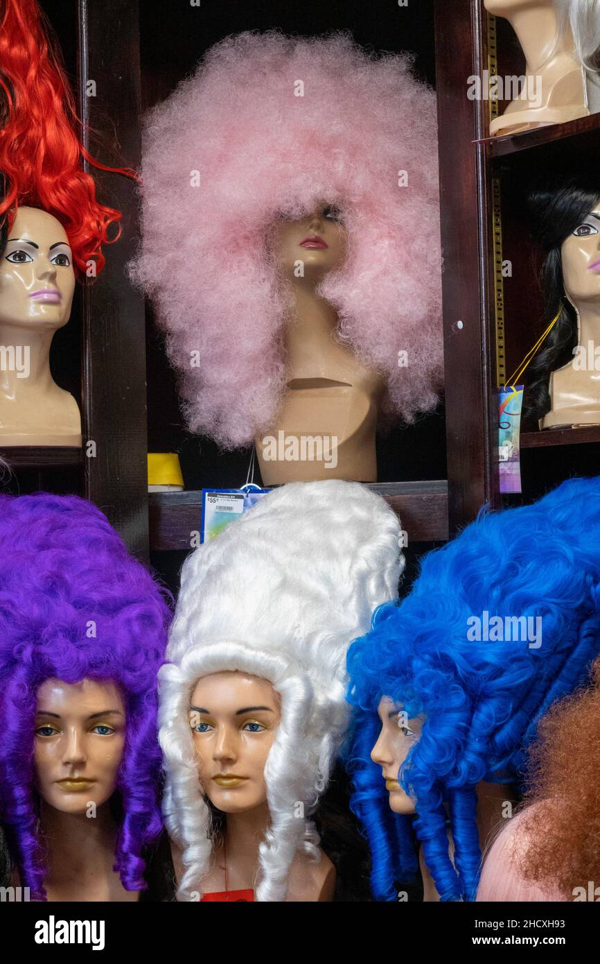 Kostümperücken zum Verkauf im berühmten magischen Einzelhandelsgeschäft 'Abracadabra' im Flatiron District von New York City, USA Stockfoto