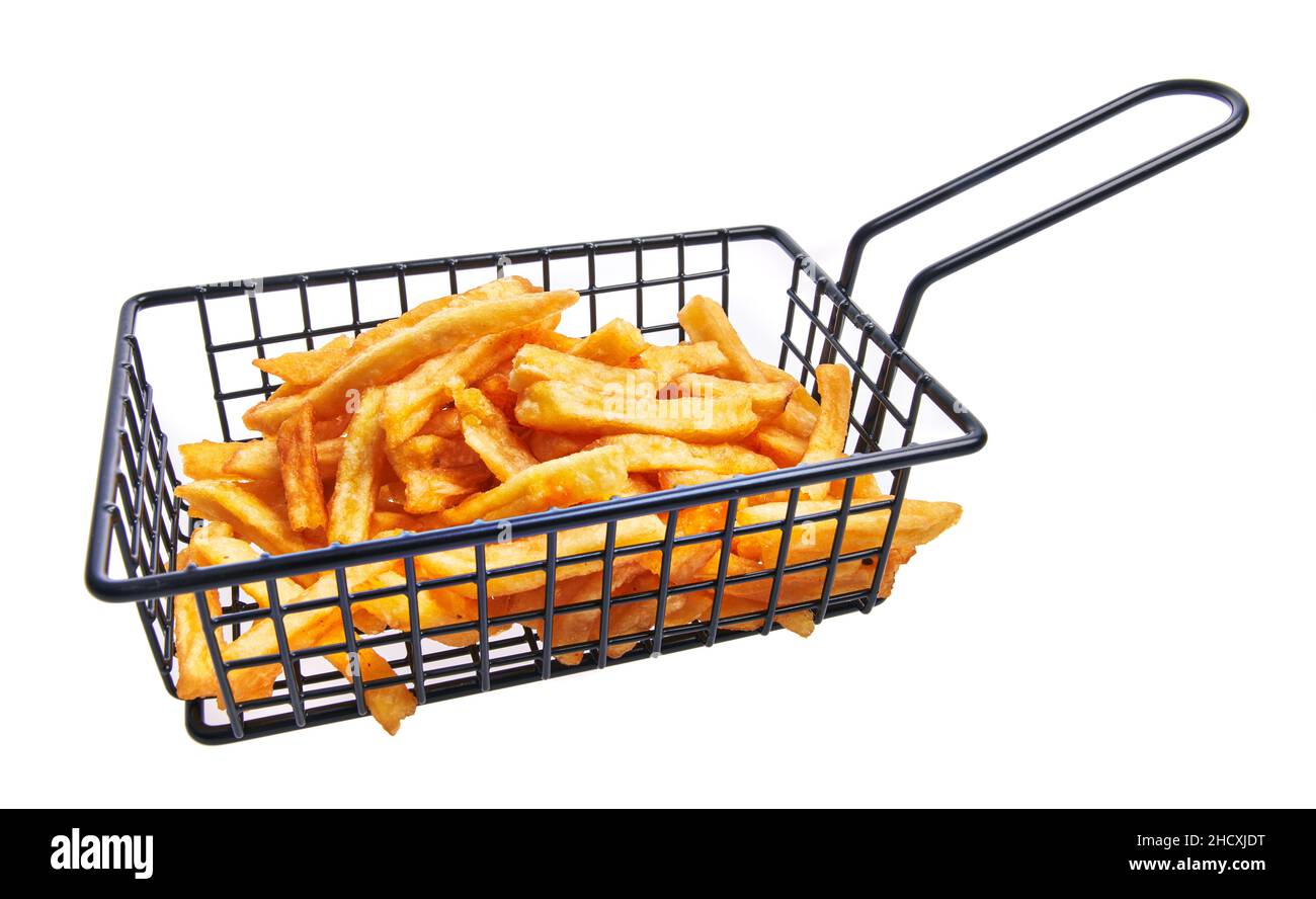 Stahlkorb mit französischen Bratkartoffeln isoliert auf weißem Hintergrund Stockfoto