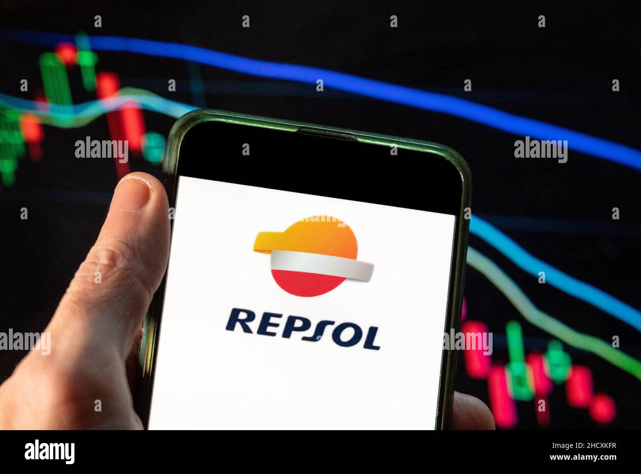 China. 09th Dez 2021. In dieser Abbildung sehen Sie das spanische Repsol-Logo für fossile Brennstoffe und Petrochemie, das auf einem Smartphone mit einem Index der wirtschaftlichen Börse im Hintergrund angezeigt wird. (Foto von Budrul Chukrut/SOPA Images/Sipa USA) Quelle: SIPA USA/Alamy Live News Stockfoto