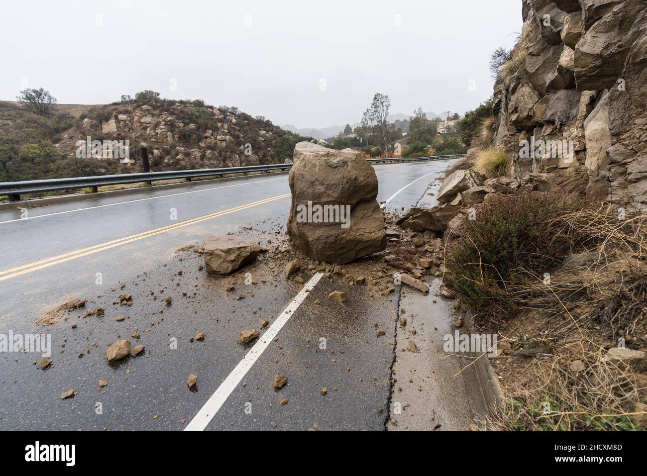 Regensturm-Erdrutsch blockiert die Fahrspur auf der Santa Susana Pass Road im Gebiet Chatsworth von Los Angeles, Kalifornien. Stockfoto