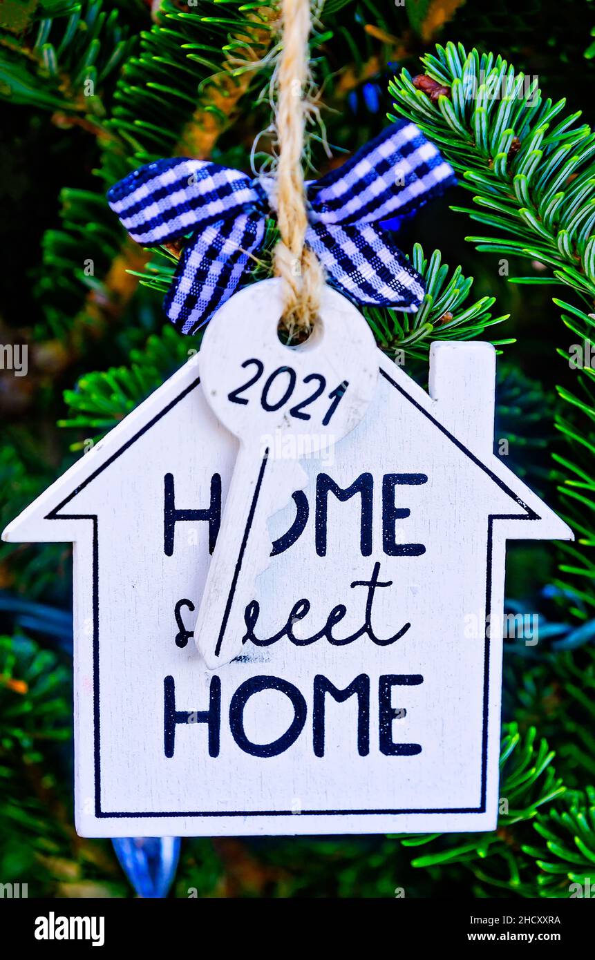 Ein Weihnachtsschmuck in Form eines Hauses feiert das erste Weihnachten in einem neuen Zuhause am 24. Dezember 2021 in Dauphin Island, Alabama. Stockfoto