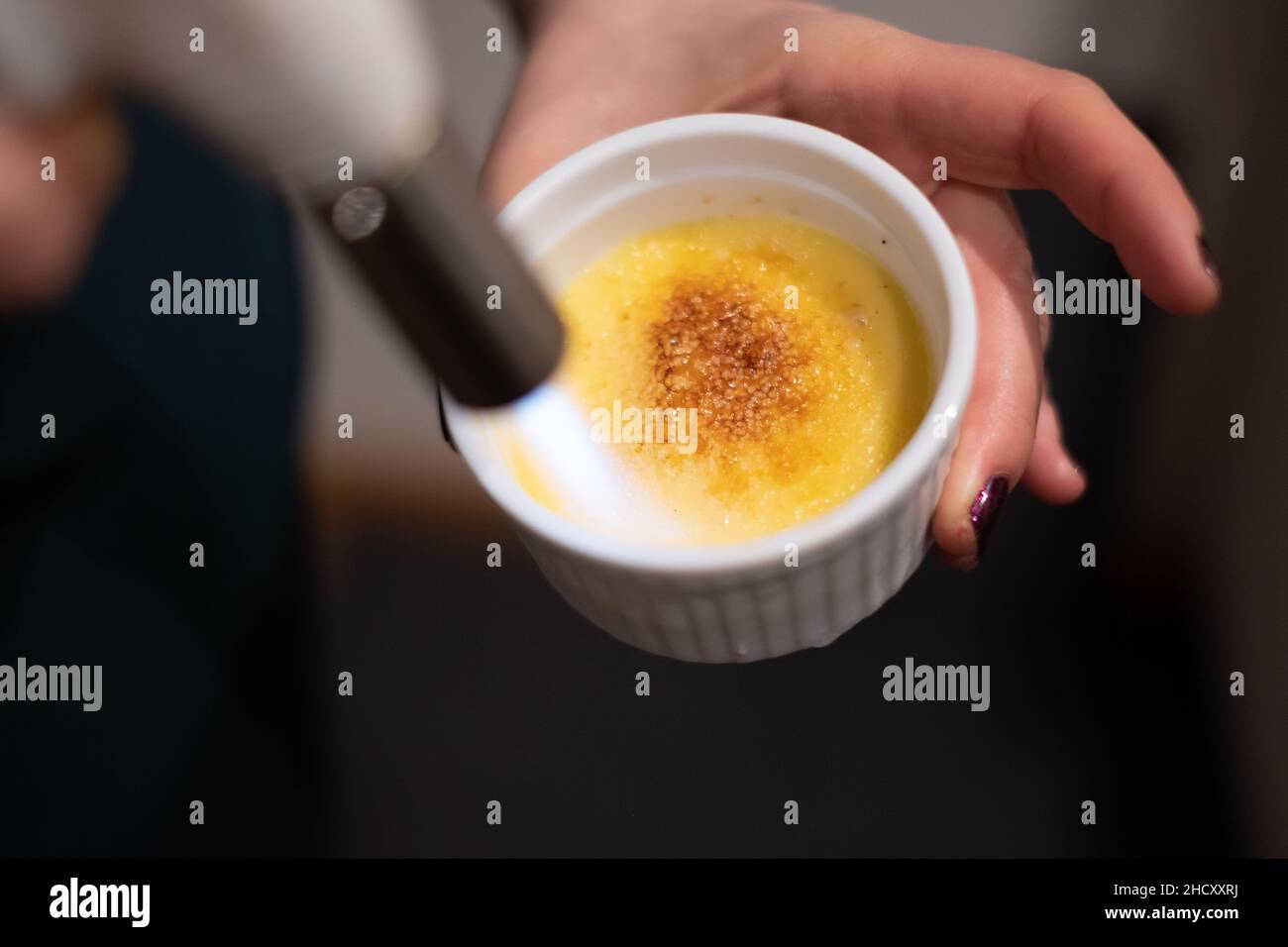 Creme Brulee in einer runden weißen Keramikform. Stockfoto