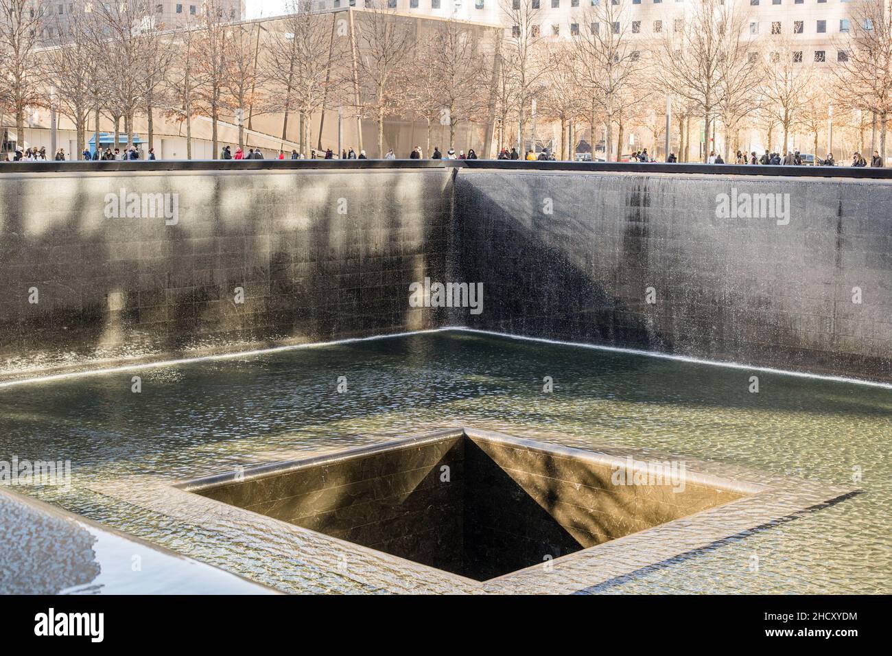 New York, USA. 26th Dez 2021. Das 9/11 Memorial ist eine Hommage an die 2.977 Menschen, die bei den Terroranschlägen vom 11. September 2001 auf dem Gelände des World Trade Center in der Nähe von Shanksville, Pennsylvania, und im 5. September, sowie an die sechs Menschen, die beim Bombenanschlag auf das World Trade Center am 26. Februar 1993 getötet wurden. (Bild: © Shawn Goldberg/SOPA Images via ZUMA Press Wire) Stockfoto