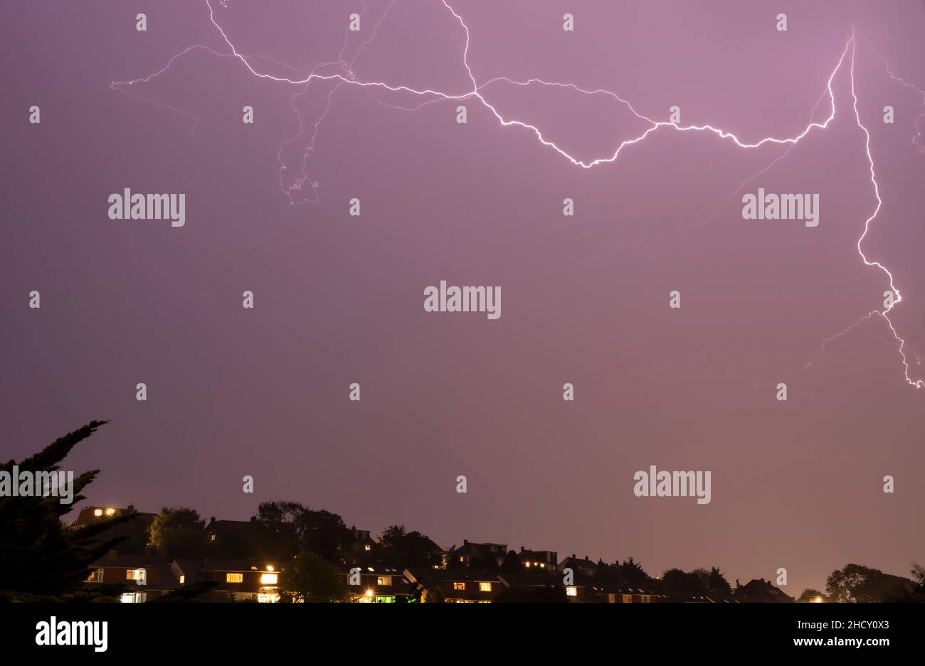 Gabelblitz im Himmel über der Stadt Stockfoto