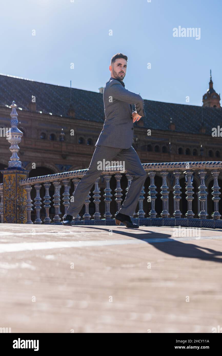 Vertikales Foto eines Mannes, der allein im Freien Flamenco tanzt Stockfoto