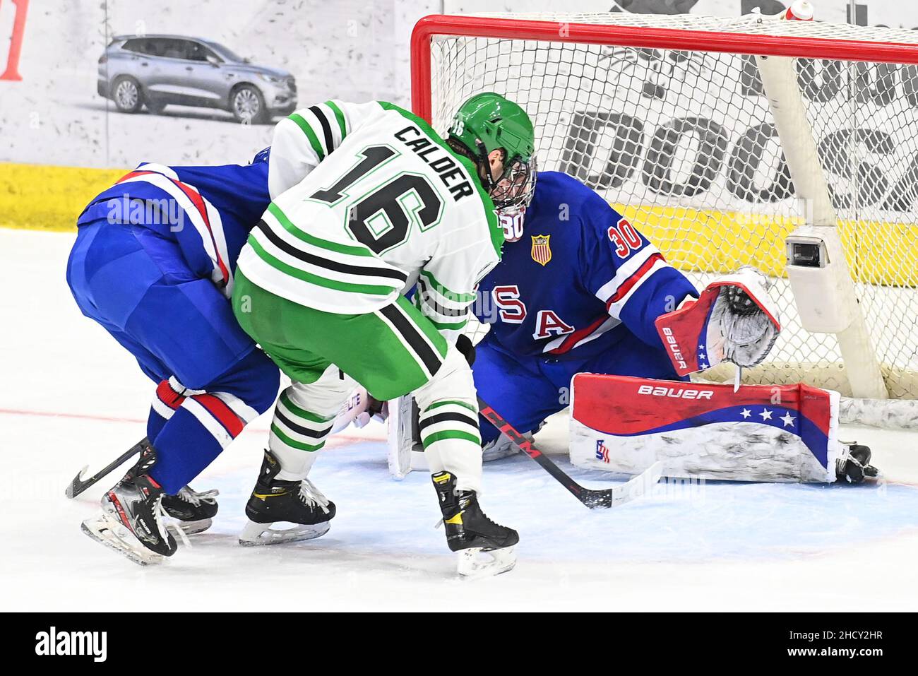 North Dakota kämpft gegen Hawks-Stürmer Ashton Calder (16) schießt am Samstag, den 1. Januar 2022, auf den US-amerikanischen U-18-Teamgoalie Tyler Muszelik (30) während eines NCAA-Männerhockeyspiels zwischen dem US-amerikanischen U-18-Team und der University of North Dakota gegen Hawks in der Ralph Engelstad Arena, Grand Forks, ND. Die US-amerikanische U-18-Nationalmannschaft gewann 2:0. Von Russell Hons/CSM Stockfoto