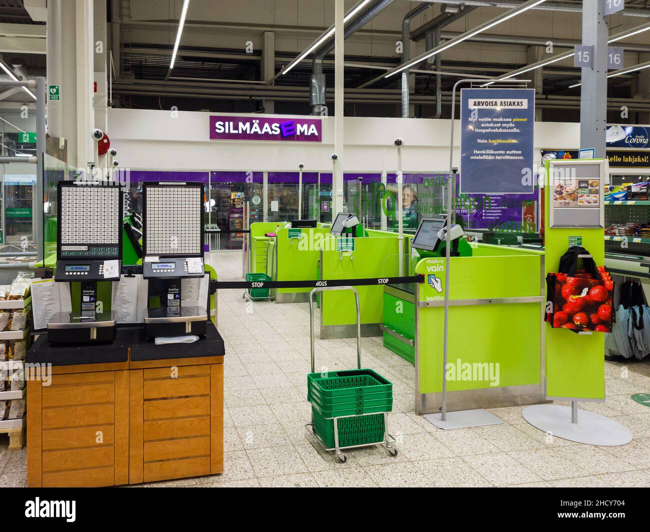 Turku, Finnland - 21. Dezember 2021: Horizontale Ansicht der Selbstcheck-Maschinen im Vordergrund und SilmaasEma Vision Clinic im Hintergrund Stockfoto