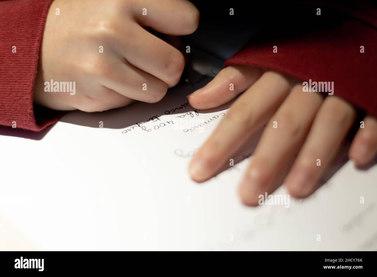 Heimunterricht, Kinder zu Hause unterrichten, Kinder handschriftlich. Covid19 Bildungszeiten. Stockfoto