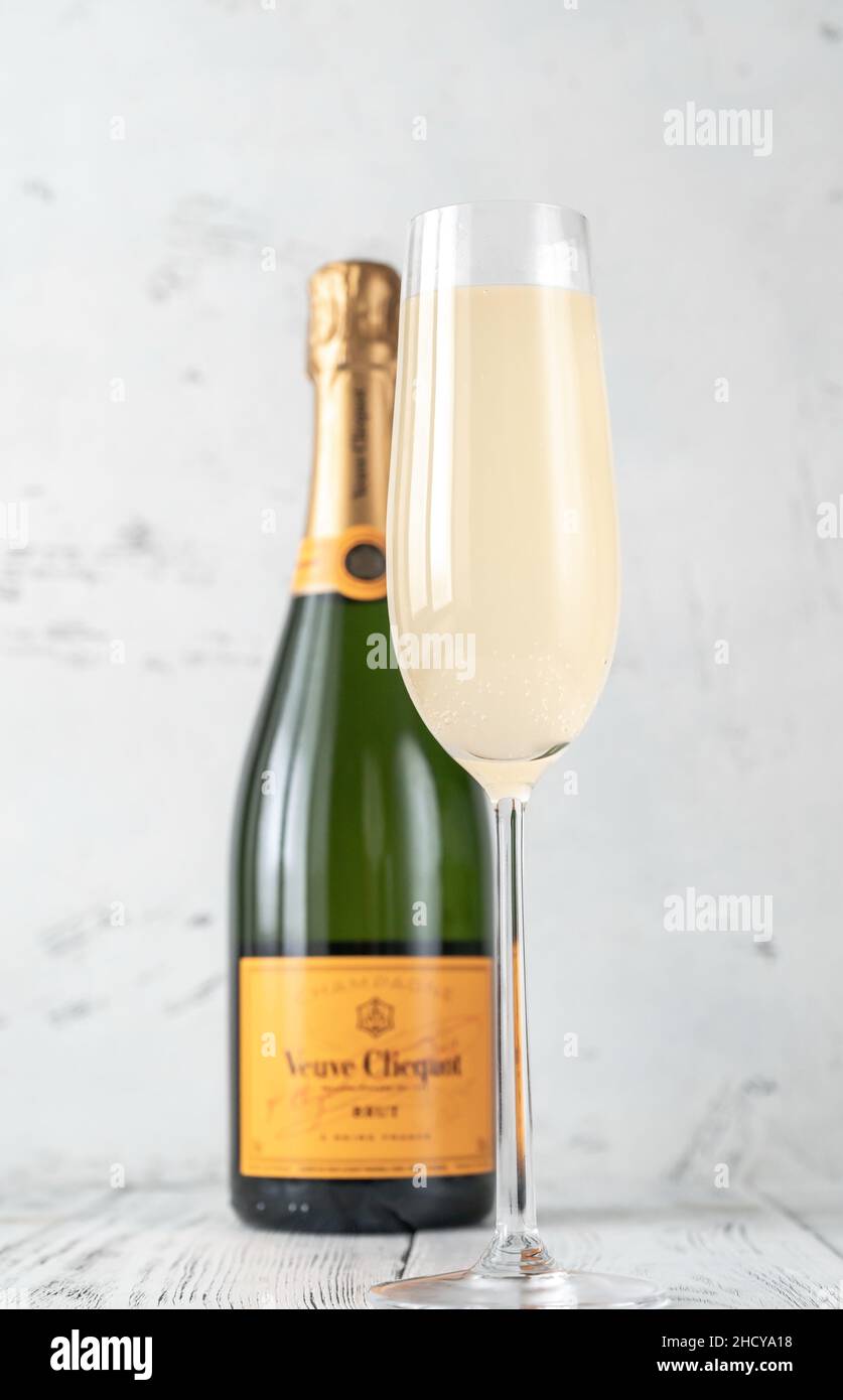SUMY, UKRAINE - DEZ 31: Glas Champagner Veuve Clicquot Yellow Label Brut am 31. Dezember 2021. Veuve Clicquot Ponsardins wurde 1772 und AT gegründet Stockfoto