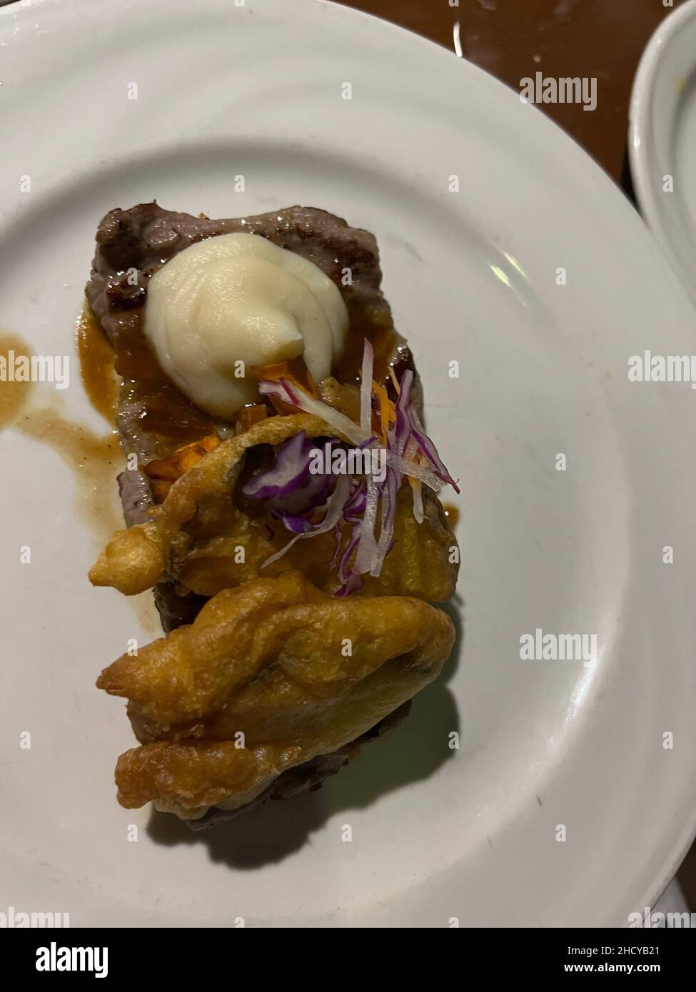 Steak mit frittiertem Gemüse und Kartoffelpüree aus nächster Nähe. Köstliches gegrilltes Rindfleisch auf einem weißen Teller. Stockfoto