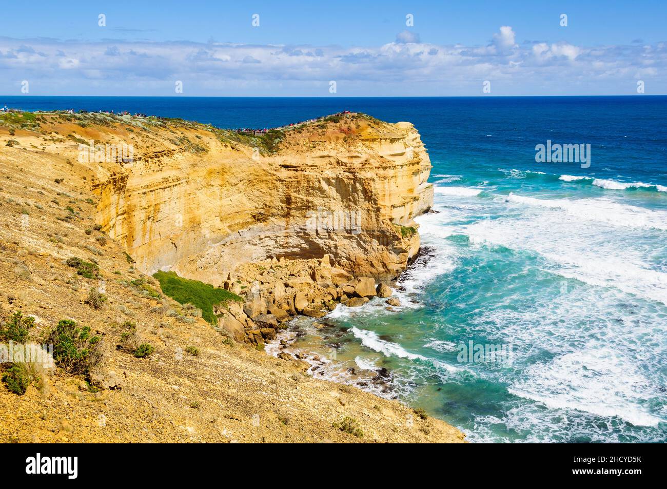 Touristen bewundern die berühmten Twelve Apostles vom Castle Rock Lookout aus - Port Campbell, Victoria, Australien Stockfoto