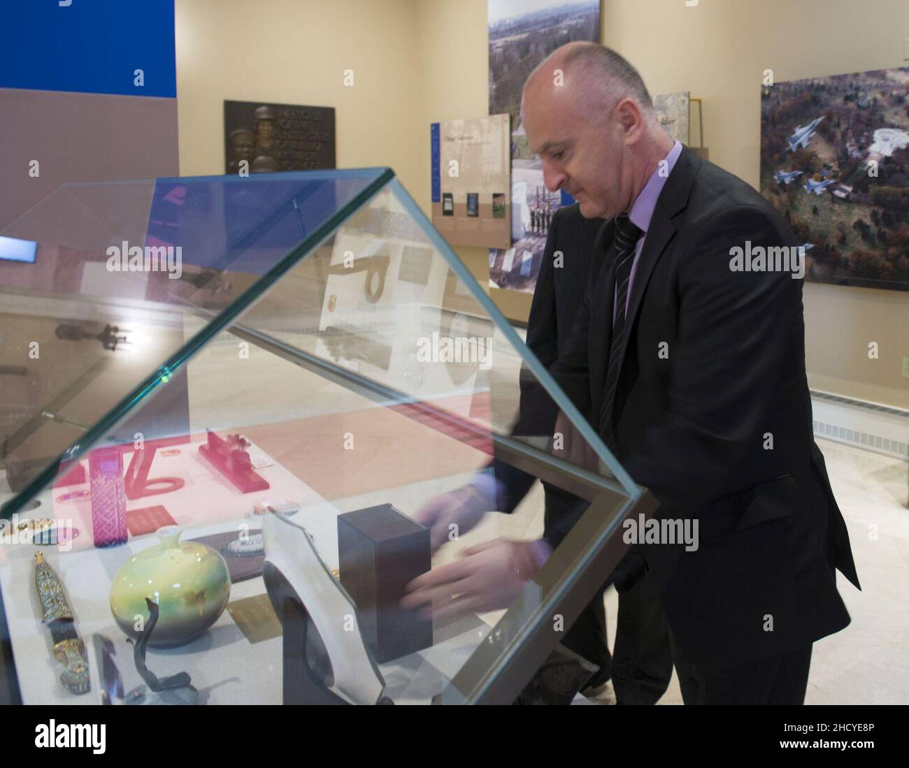 Der Minister für Veteranenangelegenheiten der Republik Kroatien übergibt ein Geschenk in eine Vitrine im Memorial Display Room, dem Nationalfriedhof von Arlington Stockfoto