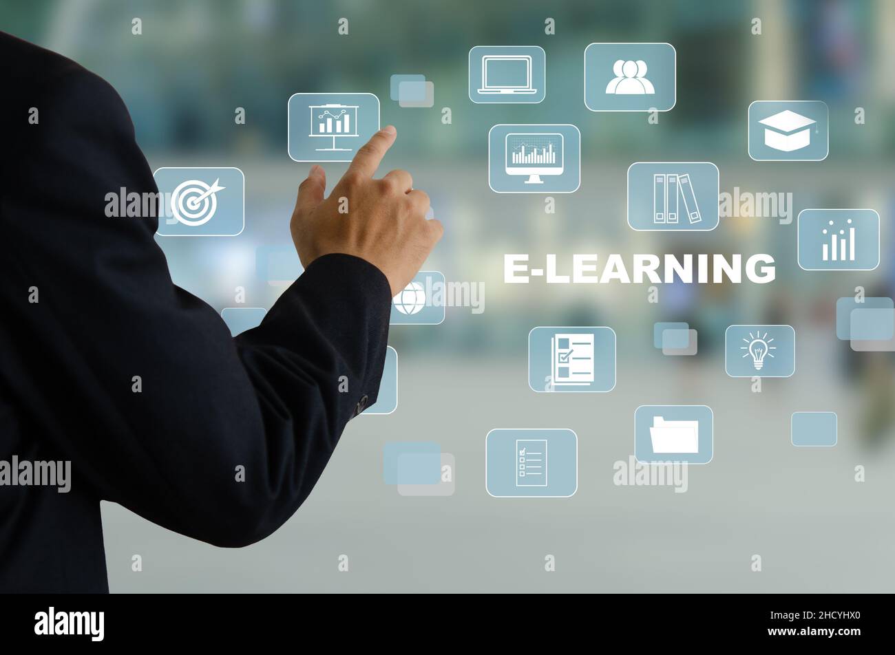Geschäftsmann Hand berühren einen virtuellen Bildschirm, Business-Symbol. E-Learning Online Bildung Internet Technologie Geschäftskonzept. Stockfoto