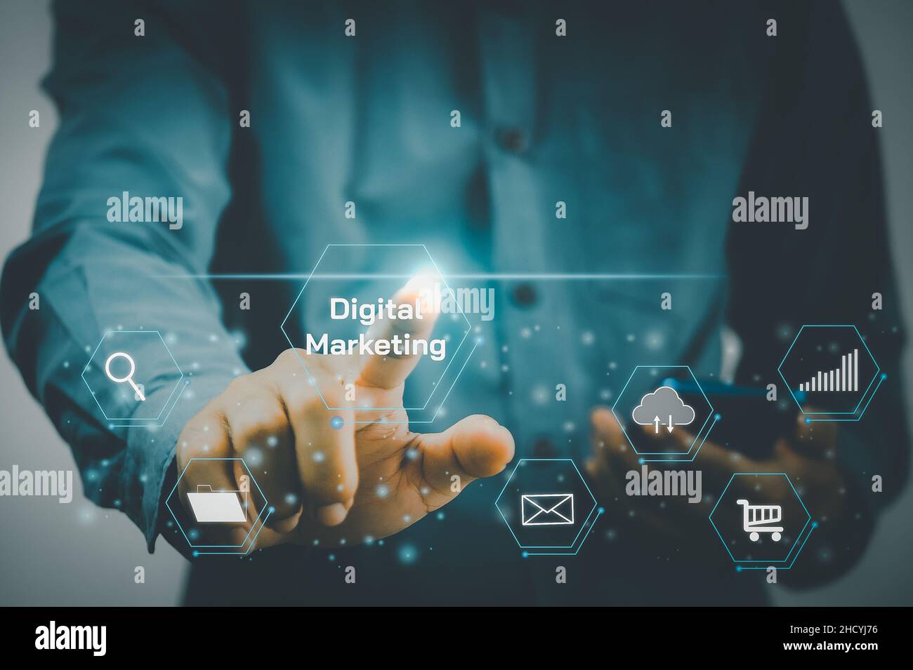 Mann Hand berühren virtuelle Ikone Geschäft digitales Marketing. Moderne Internet-Technologie Metaverse, Social Networking, Big Data Online-Marketing, digital Stockfoto