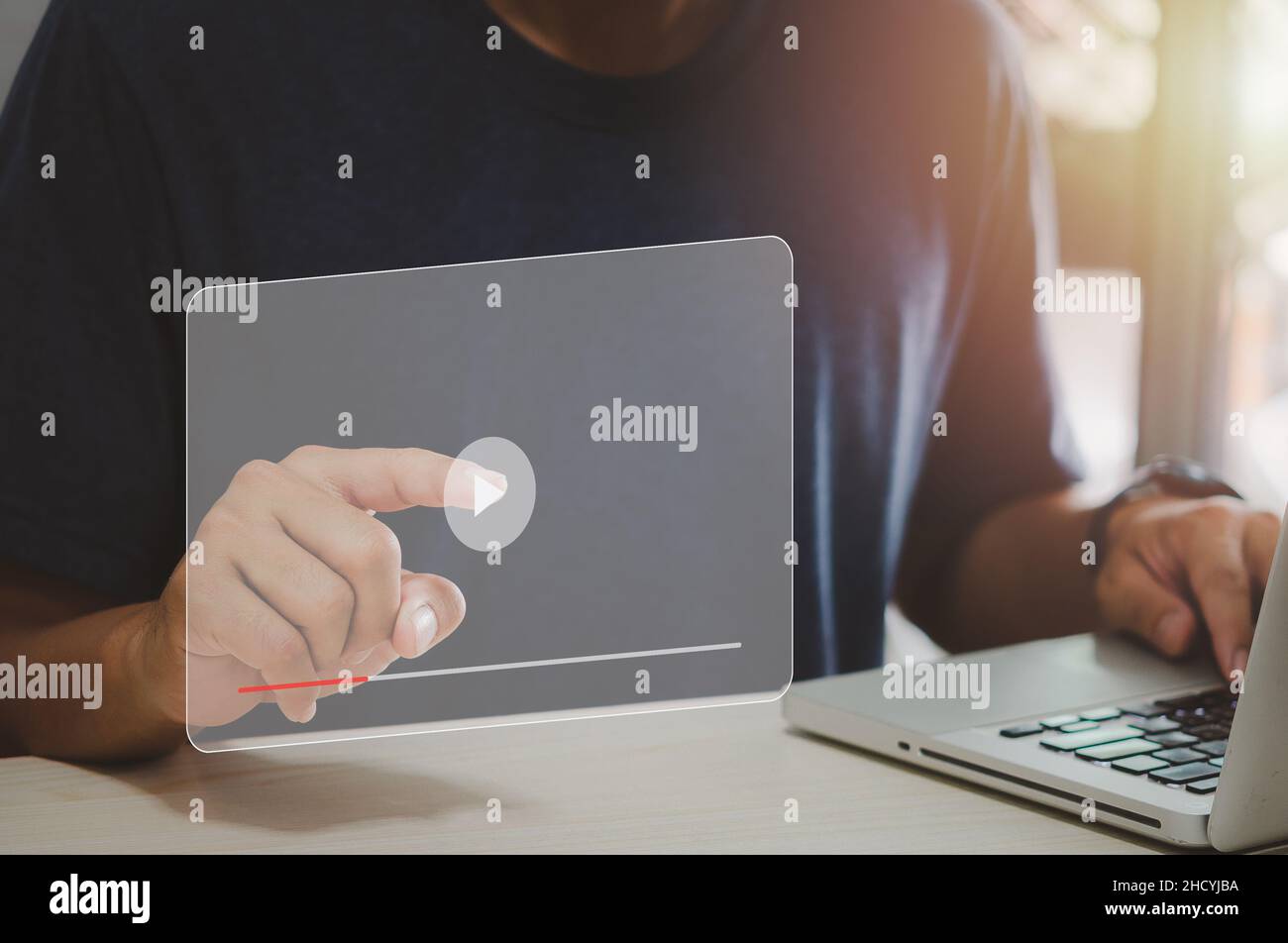 Mann Hand mit Computer Laptop Touch virtuelle Suche Symbol beobachten Video im Internet. Moderne Internet-Technologie, Social Networking, Online-Marketing, Stockfoto