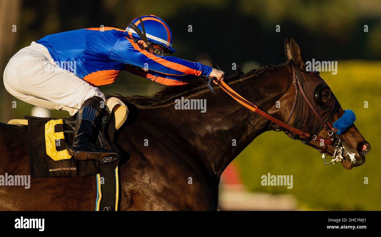 Arcardia, Kalifornien, USA. 1st Januar 2022. 01. Januar 2022: Im Laufe der Zeit um #6, geritten von Jockey Flavien Prat gewinnt die La Canada Stakes (Grad 3) in Santa Anita Park in Arcadia, Kalifornien am 1st. Januar 2022. Alex Evers/Eclipse Sportswire/CSM/Alamy Live News Stockfoto