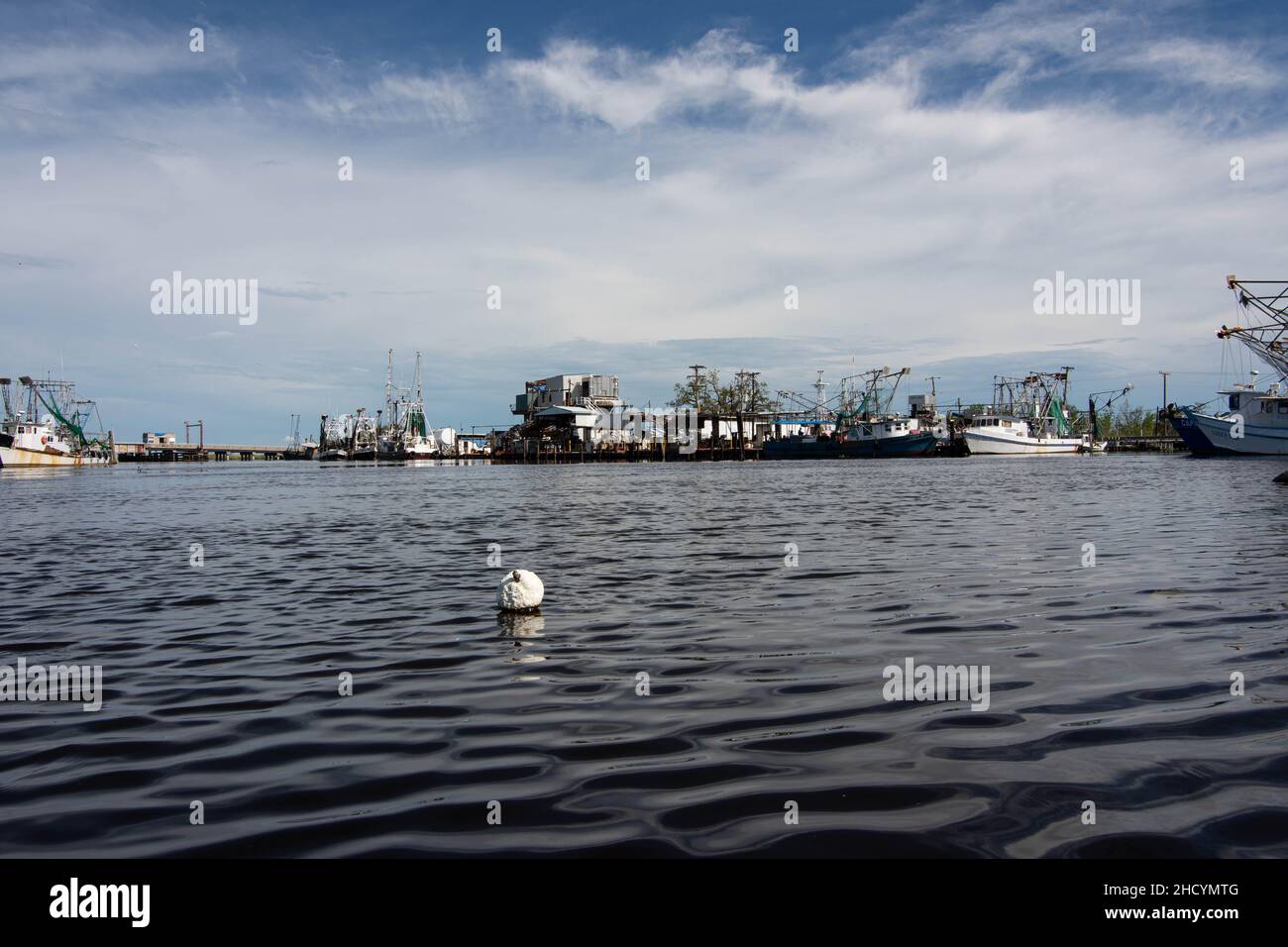 10,8066- Garnelen- und Fischereifahrzeuge säumen die Gewässer um Dulac, La. Jeder 70 Arbeitsplätze in Louisiana steht im Zusammenhang mit der Fischindustrie, die insgesamt über $2,4 Milliarden jährlich für Louisiana wirtschaftliche Auswirkungen hat. (USA Army Corps of Engineers Foto von Brigida I. Sanchez) Stockfoto