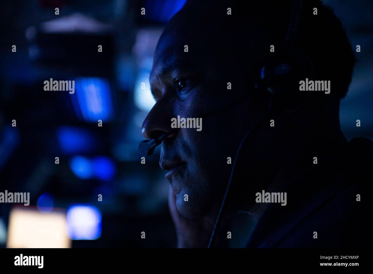 211230-N-HS181-1020 PHILIPPINISCHES MEER (DEZ 30, 2021) Master Chief Operations Specialist Christopher Thomas, ein gebürtiger Mansfield, La., der dem Flugzeugträger USS Carl Vinson (CVN 70) der Nimitz-Klasse zugeordnet ist, beobachtet das Oberflächenbild um das Schiff im Combat Direction Center, 30. Dezember 2021. Die Carl Vinson Carrier Strike Group ist im geplanten Einsatzbereich der US-Flotte für 7th im Einsatz, um die Interoperabilität durch Allianzen und Partnerschaften zu verbessern und gleichzeitig als einsatzbereite Truppe zur Unterstützung einer freien und offenen Region im Indo-Pazifik-Raum zu dienen. (USA Navy Foto von Mass Communication Specialist Stockfoto