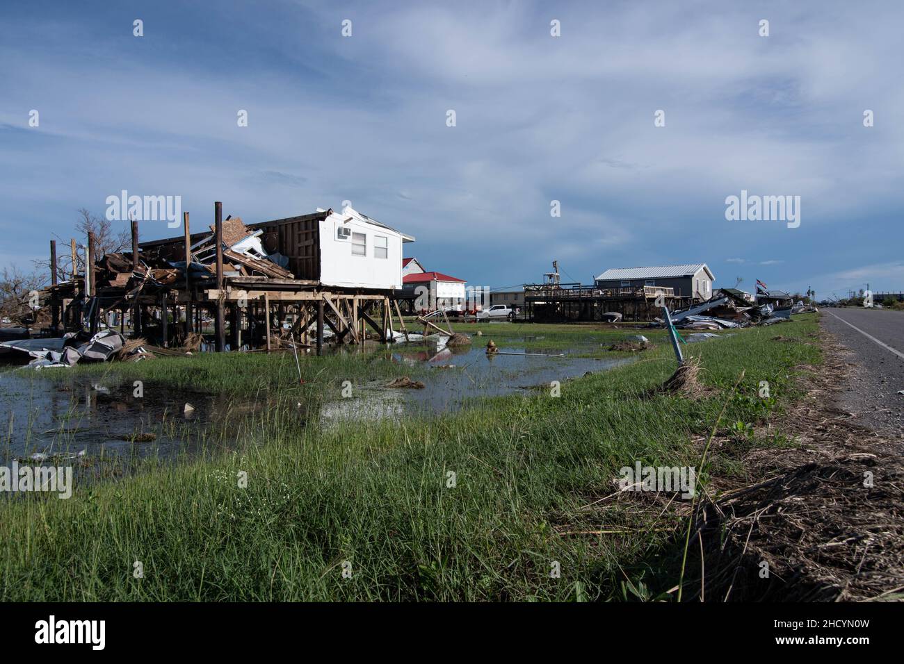 Die Erholung im Südosten Louisianas geht nach dem Sturm Ida weiter. Kilometerlang wurden die Häuser von den Winden des Sturm Ida geschreddert und durch Regen und Hochwasser mit Wasser durchflutet. Doch die Louisianer bleiben entschlossen und widerstandsfähig, wenn sie beginnen, ihr Leben wieder aufzubauen. Das U.S. Army Corps of Engineers arbeitet mit den lokalen, staatlichen und bundesstaatlichen Maßnahmen zusammen. Stockfoto