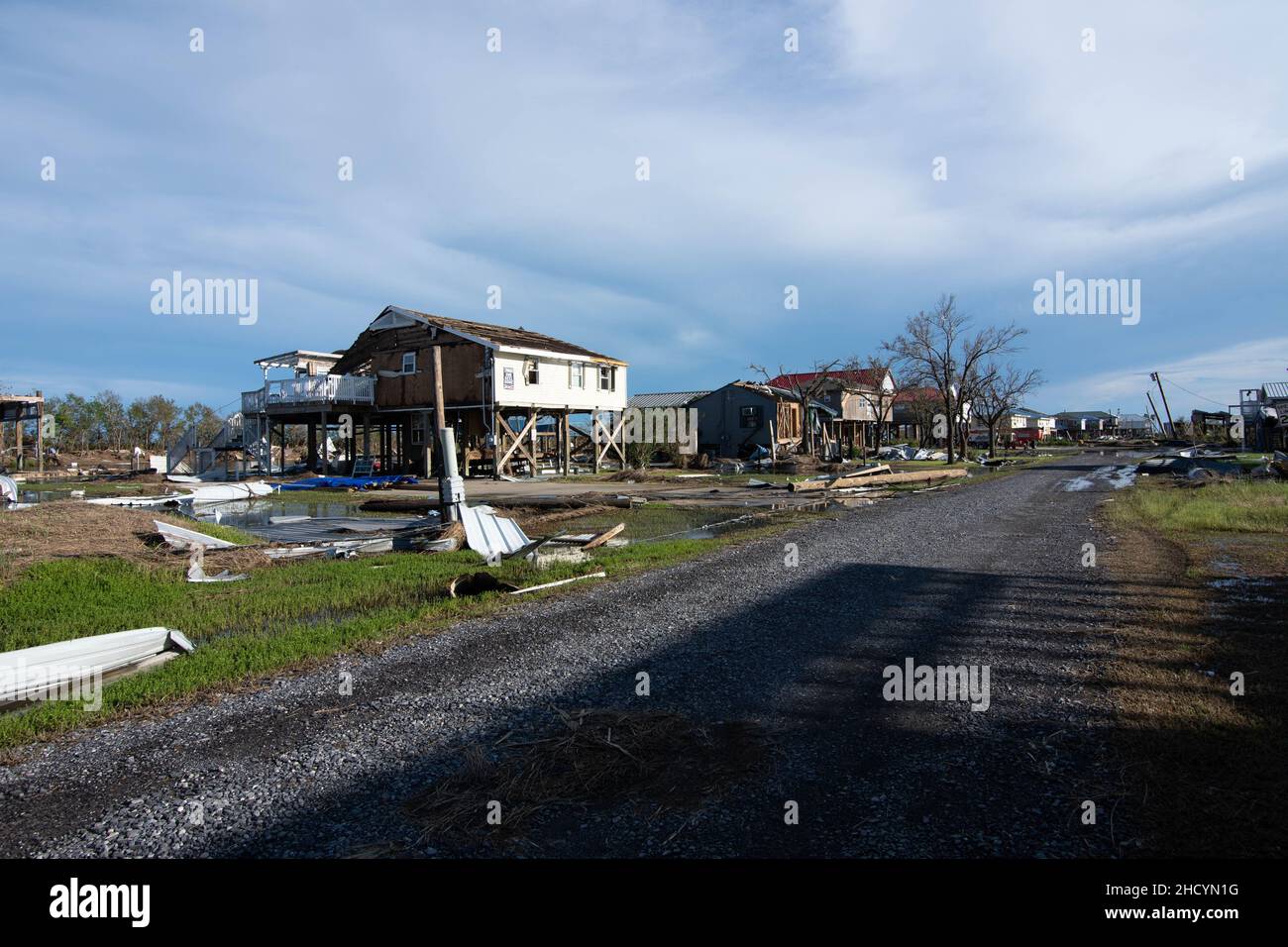 Die Erholung im Südosten Louisianas geht nach dem Sturm Ida weiter. Kilometerlang wurden die Häuser von den Winden des Sturm Ida geschreddert und durch Regen und Hochwasser mit Wasser durchflutet. Doch die Louisianer bleiben entschlossen und widerstandsfähig, wenn sie beginnen, ihr Leben wieder aufzubauen. Das U.S. Army Corps of Engineers arbeitet mit den lokalen, staatlichen und bundesstaatlichen Maßnahmen zusammen. (USA Foto der Armee von Römerin Sanchez, U.S. Army Corps of Engineers) Stockfoto