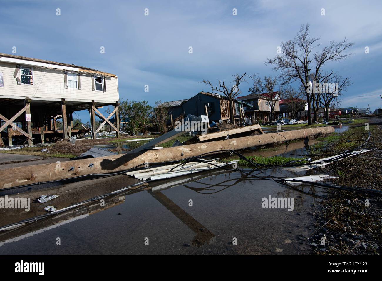 Die Erholung im Südosten Louisianas nach dem Unwetter Ida geht weiter. Laut Entergy sind in Terrebonne etwa 1.075 Pole gebrochen, 879 abgestürzte Drähte und 1.270 beschädigte Transformatoren. Die Wiederherstellung der Stromversorgung kann bis zu einem Monat dauern. Das US Army Corps of Engineers arbeitet in Partnerschaft mit den lokalen, staatlichen und bundesstaatlichen Maßnahmen. (USA Foto der Armee von Römerin Sanchez, U.S. Army Corps of Engineers) Stockfoto