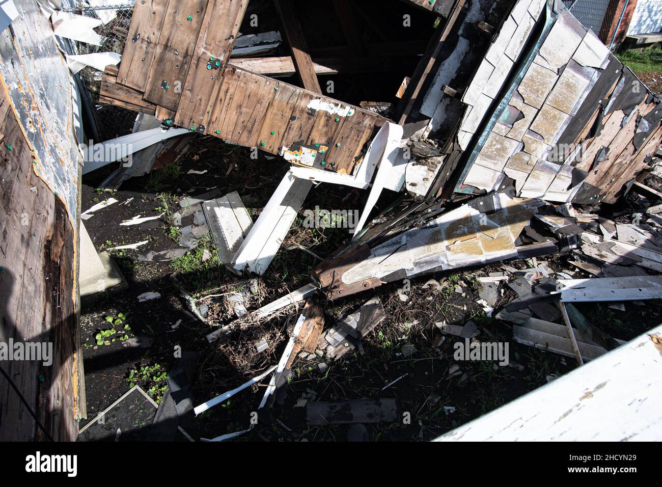 Rev. Kirby Verret, ein Clanton Chapel United Methodist Church Pastor, verlor den Kirchturm nach dem Hurrikan Ida an seine Kirche. Rev. Kirby, ein Einheimischer des Houma Indian Tribe, nutzte die Schindeln aus dem alten Houma Native American Schoolhouse, um den Kirchturm zu bedecken. Rev. Kirby war ein Grundnahrungsmittel der Dulac-Gemeinschaft; selbst mit seinen Verlusten hat er dazu beigetragen, der Gemeinschaft Güter und emotionale Unterstützung zu bieten. (USA Army Corps of Engineers Foto von Brigida I. Sanchez) Stockfoto