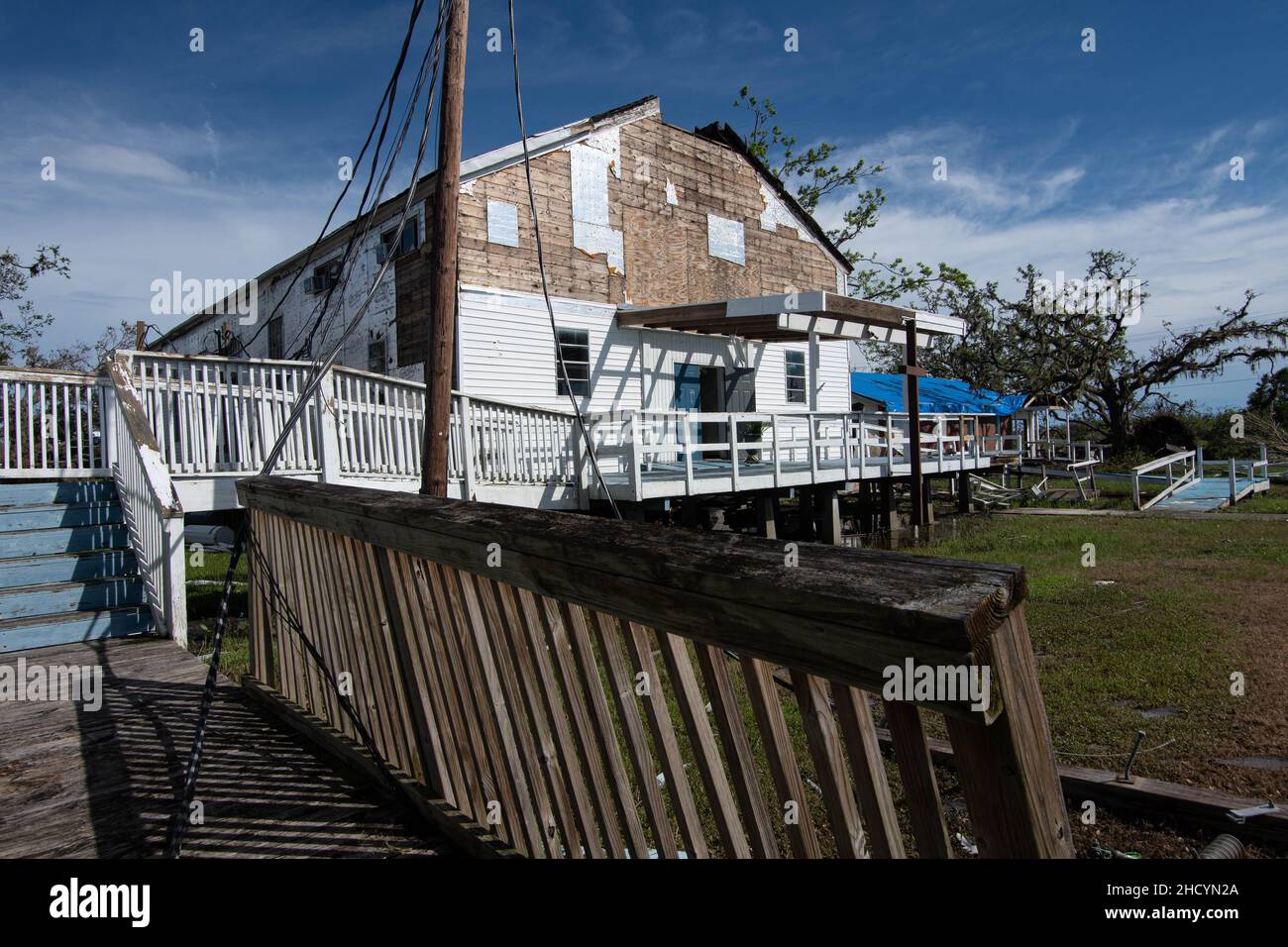 Die Dulac, Clanton Chapel United Methodist Church erlitt umfangreiche Schäden durch den Sturm. Die Kirche wurde 1935 gegründet; obwohl sie all-inclusive ist, dienten ihre Gründer der einheimischen Gemeinde Houma. Aufgrund der Zeit und des extremen Wetters, wie dem Unwetter des Unwetters Ida, wurde die Clayton Chapel im Laufe der Jahre mehrmals umgebaut. (USA Armeekorps der Ingenieure Foto von Brigida I. Sanchez) Stockfoto