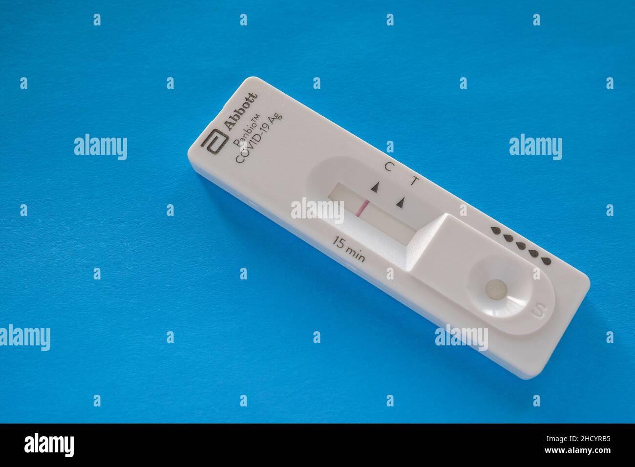 Abbott Panbio Rapid Covid19 Antigenselbsttest, der gemeinhin RATTENTESTS genannt wird, zeigt ein negatives Ergebnis von Covid19 Stockfoto