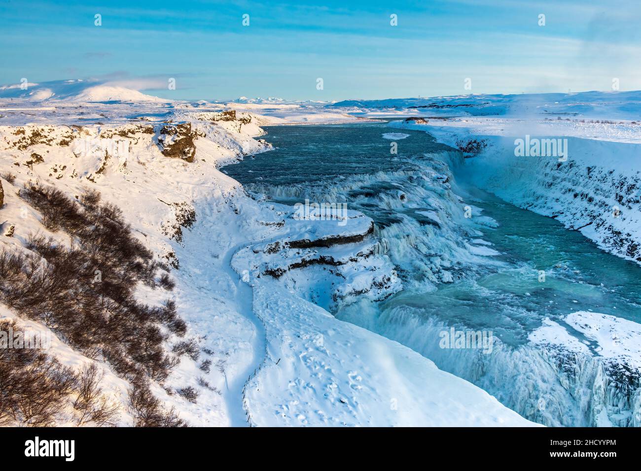 Eiswasser fließt über den Gullfoss Wasserfall in Island Stockfoto