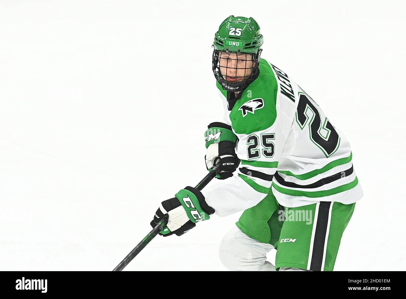 North Dakota Fighting Hawks-Verteidiger Tyler Kleven (25) sucht am Samstag, den 1. Januar 2022, nach einem Pass während eines NCAA-Herren-Eishockeyspiels zwischen dem US-amerikanischen U-18-Team und der University of North Dakota Fighting Hawks in der Ralph Engelstad Arena, Grand Forks, ND. Die US-amerikanische U-18-Nationalmannschaft gewann 2:0. Von Russell Hons/CSM Stockfoto