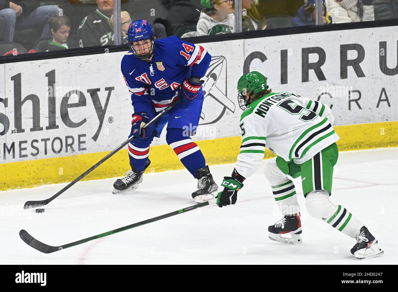 North Dakota Fighting Hawks Forward Dane Montgomery (5) versucht, einen Pass des US-amerikanischen U-18-Mannschaftsvorwarts Frank Nazar III (14) während eines NCAA-Männerhockeyspiels zwischen dem US-amerikanischen U-18-Team und der University of North Dakota zu blockieren, der Hawks in der Ralph Engelstad Arena, Grand Forks, AM Samstag, 1. Januar 2022. Die US-amerikanische U-18-Nationalmannschaft gewann 2:0. Von Russell Hons/CSM Stockfoto North Dakota Fighting Hawks Forward Dane Montgomery (5) versucht, einen Pass des US-amerikanischen U-18-Mannschaftsvorwarts Frank Nazar III (14) während eines NCAA-Männerhockeyspiels zwischen dem US-amerikanischen U-18-Team und der University of North Dakota zu blockieren, der Hawks in der Ralph Engelstad Arena, Grand Forks, AM Samstag, 1. Januar 2022. Die US-amerikanische U-18-Nationalmannschaft gewann 2:0. Von Russell Hons/CSM Stockfoto